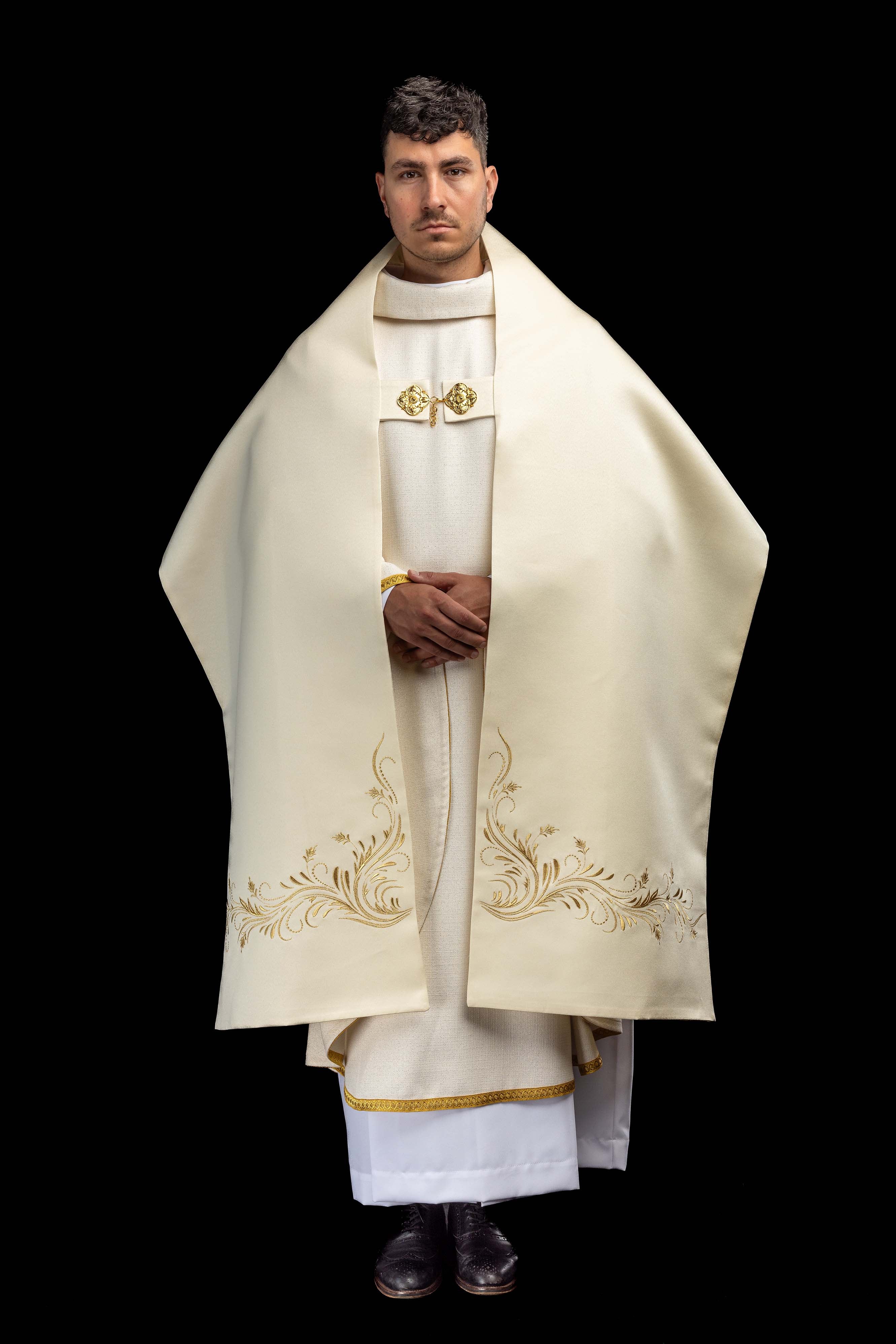 Pano de ombro com motivo de cruz em cru