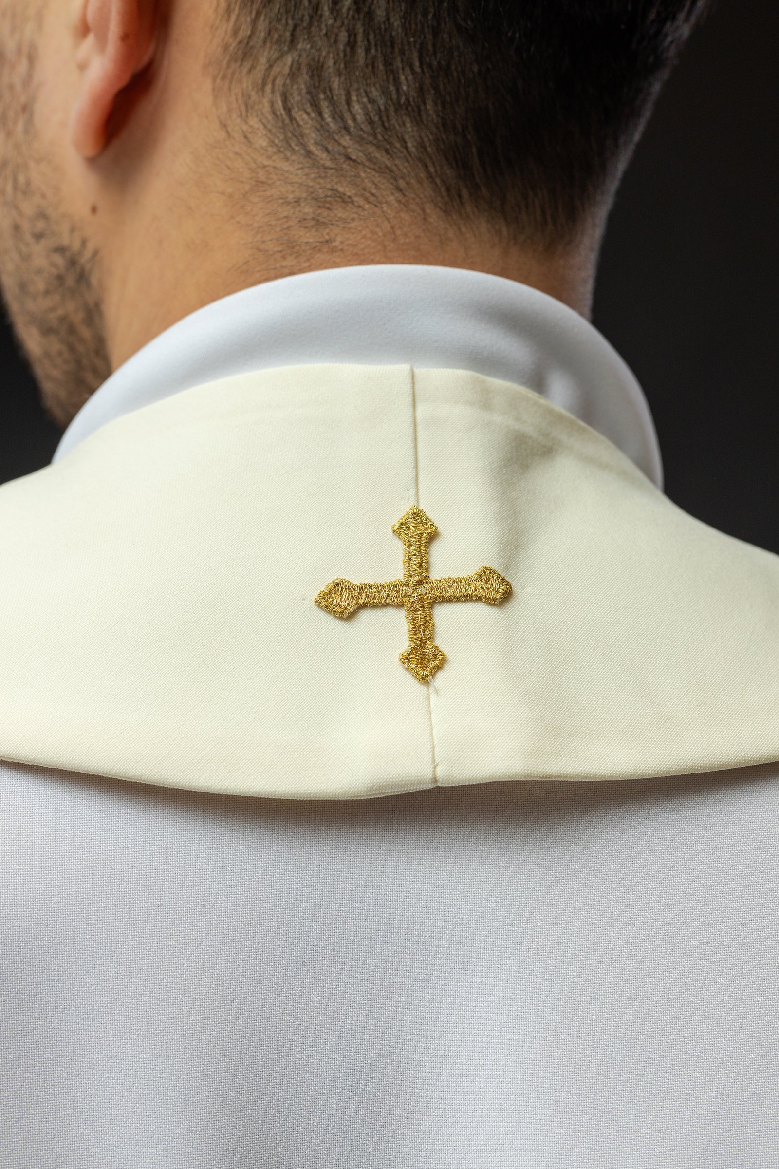 Estola sacerdotal bordada com padrão de peixes em cor creme