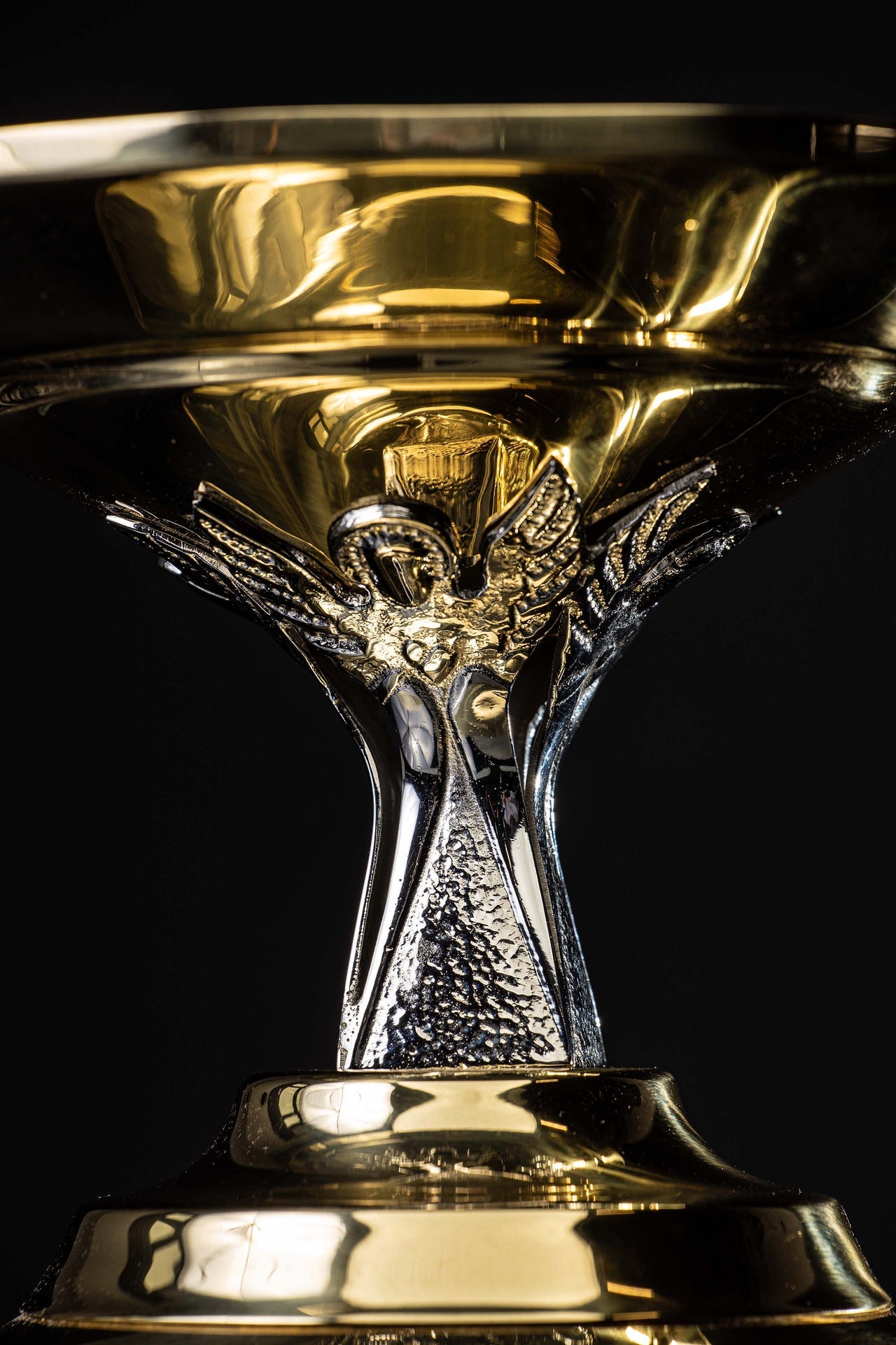 Trono artesanal de latón bañado en oro para custodia