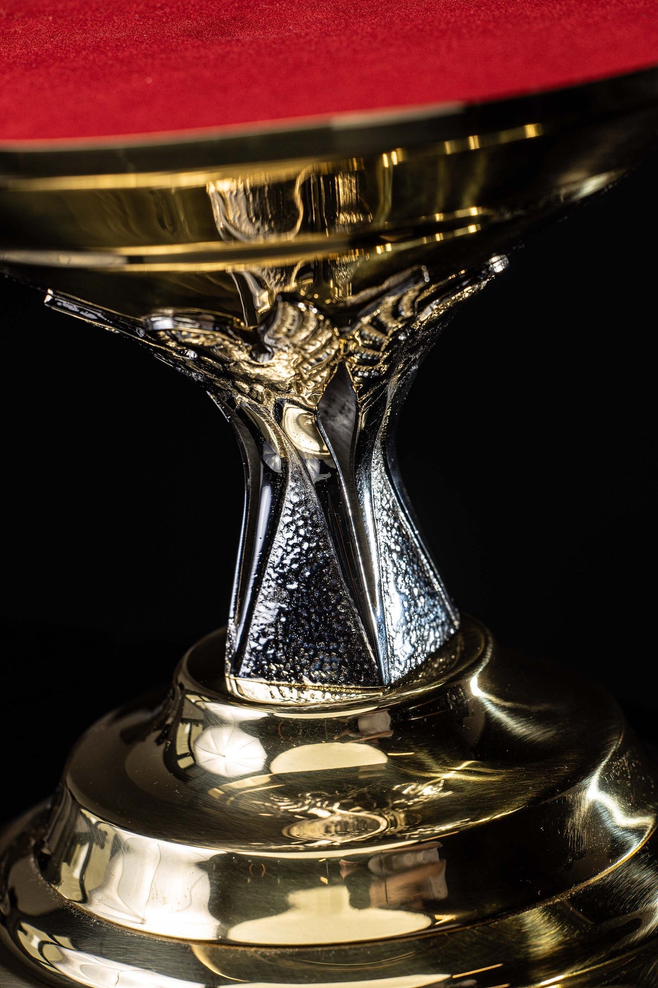 Trono artesanal de latón bañado en oro para custodia