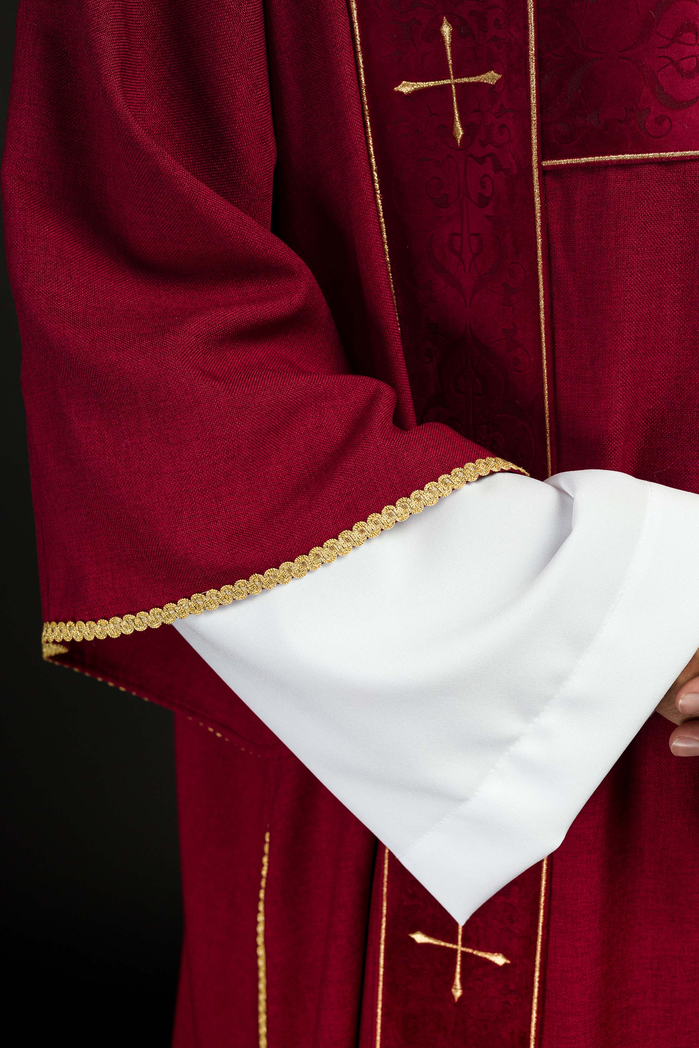 Dalmática com fitas de veludo e cruzes douradas bordadas a vermelho