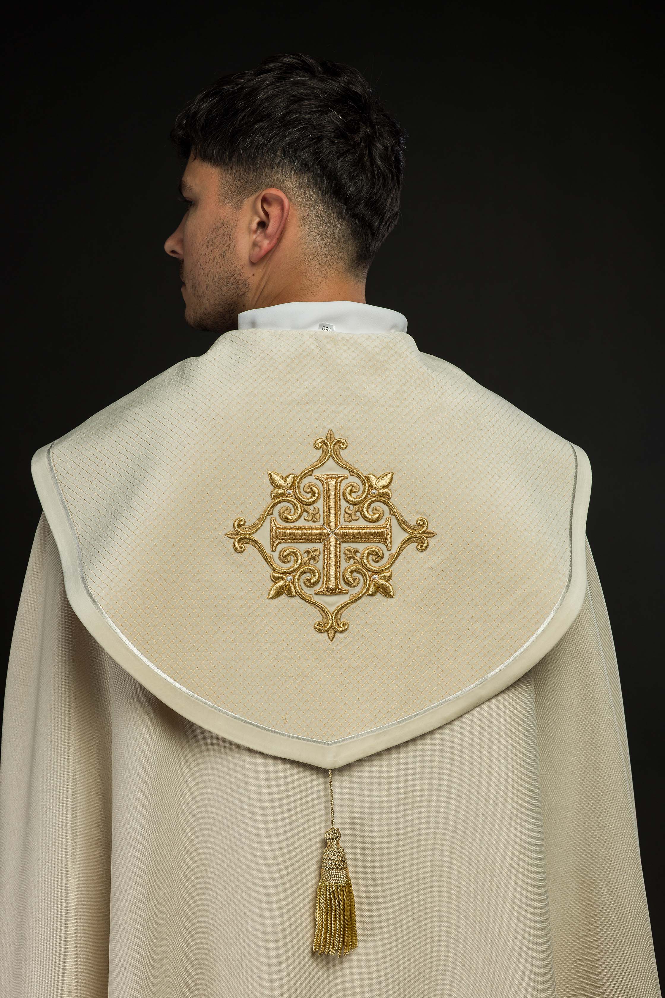 Kapa liturgiczna z aksamitnym ecru pasem i haftem krzyży
