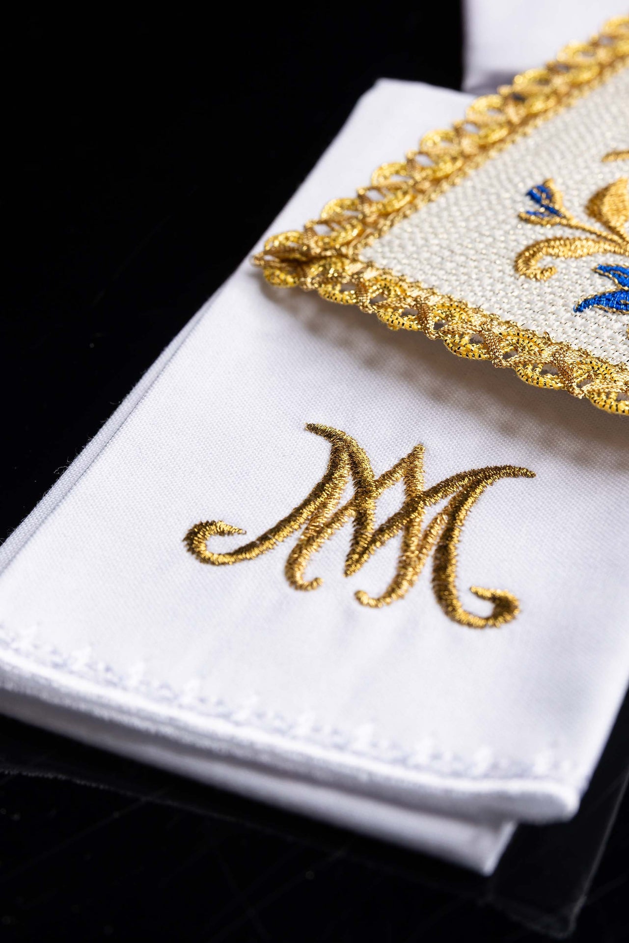 Bielizna kielichowa haftowana z symbolem Maryjnym - ORNATY.PL