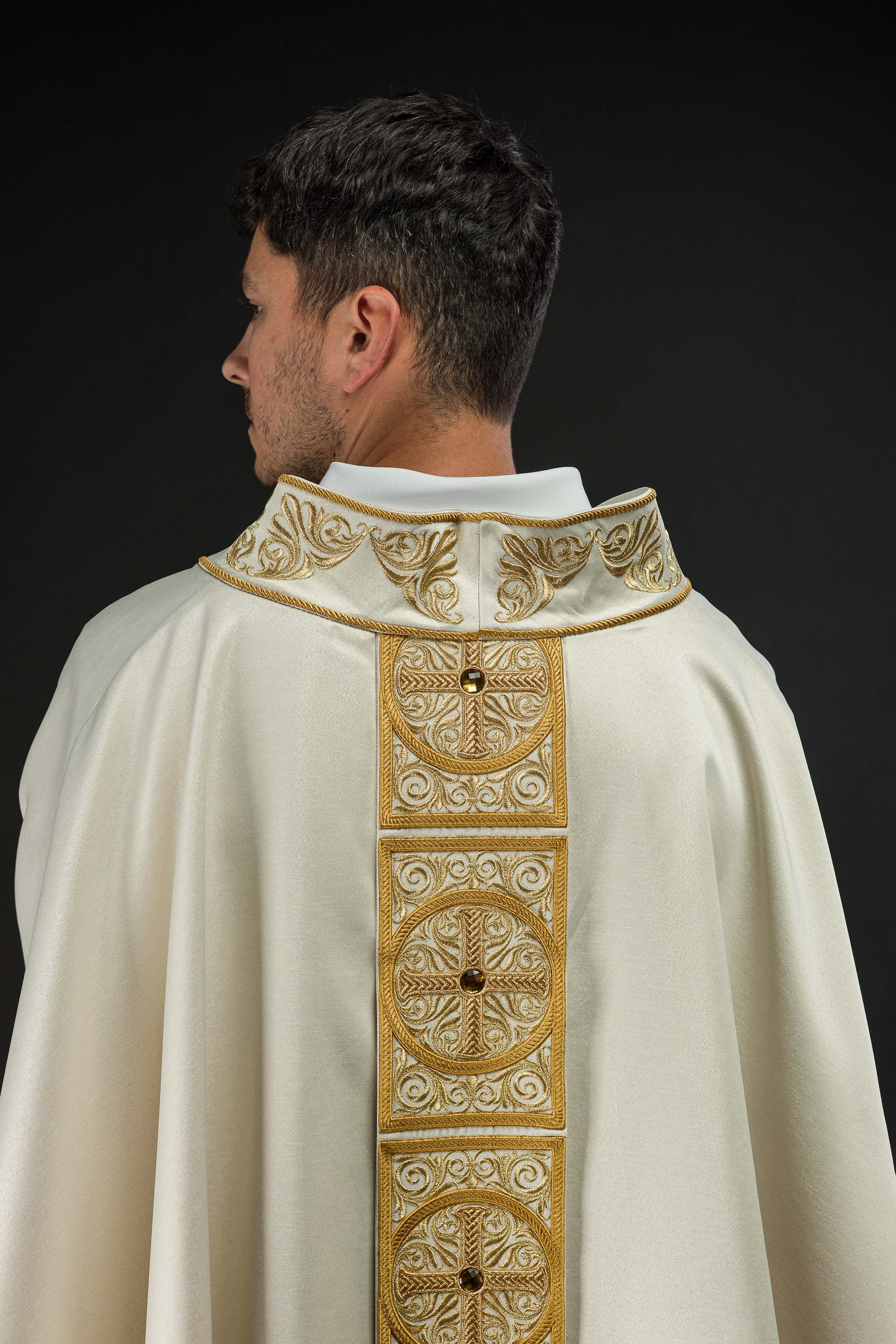 Casula de marfim ricamente bordada e decorada com pedras