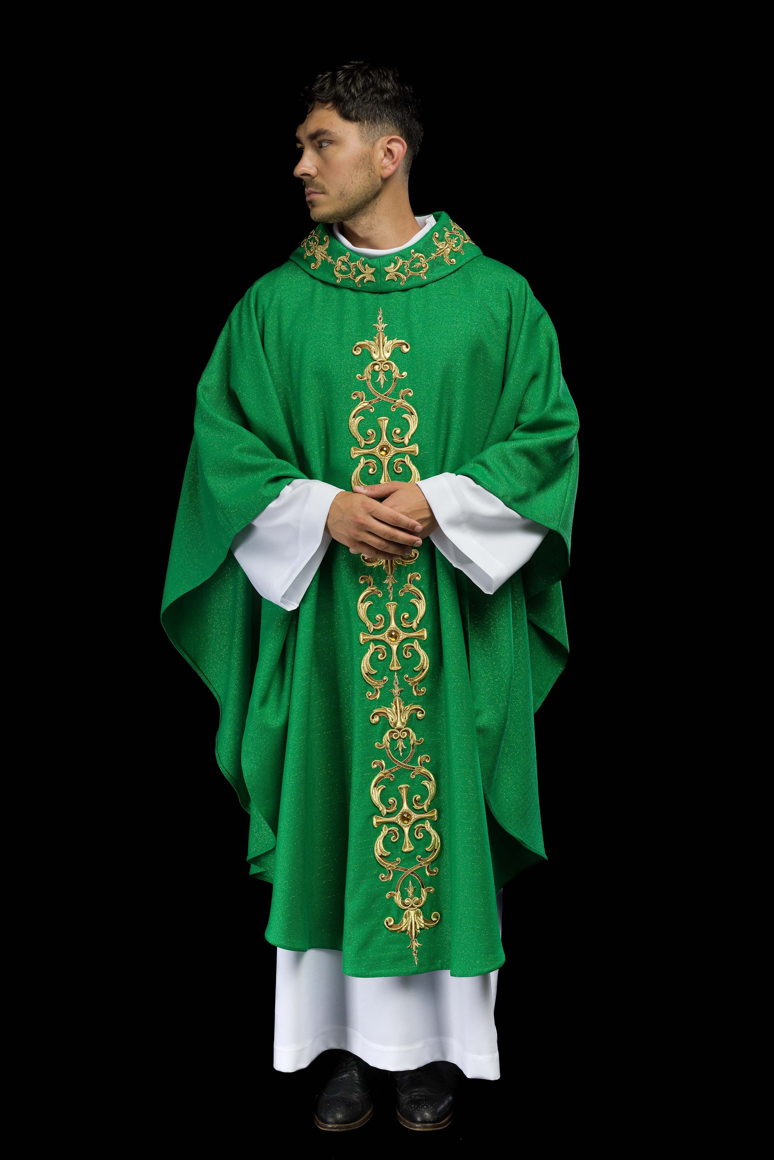 Casula verde ricamente bordada e decorada com pedras