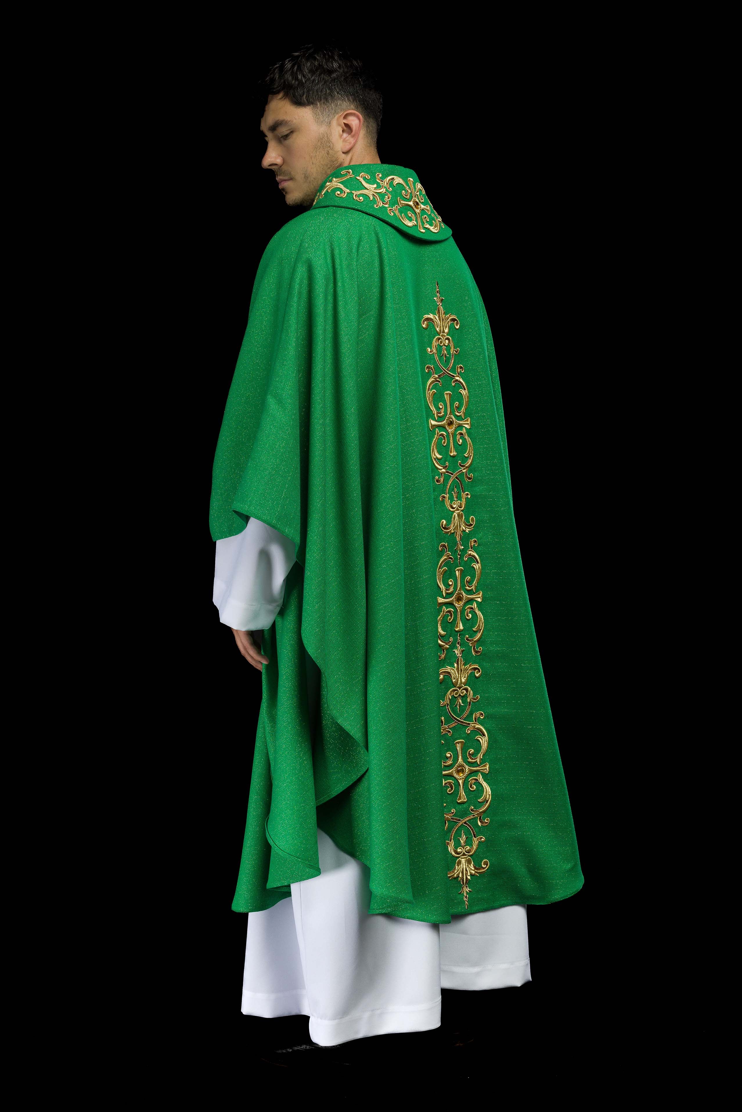 Casula verde ricamente bordada e decorada com pedras