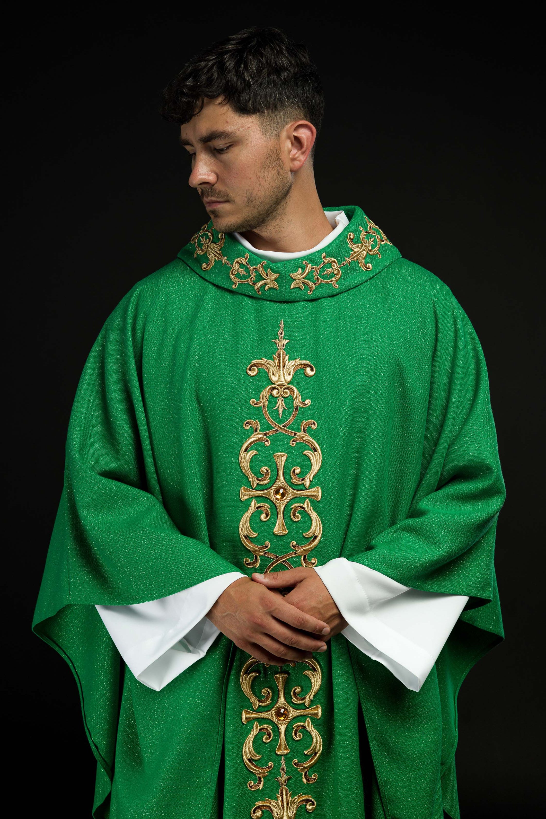 Casula verde ricamente bordada e decorada com pedras