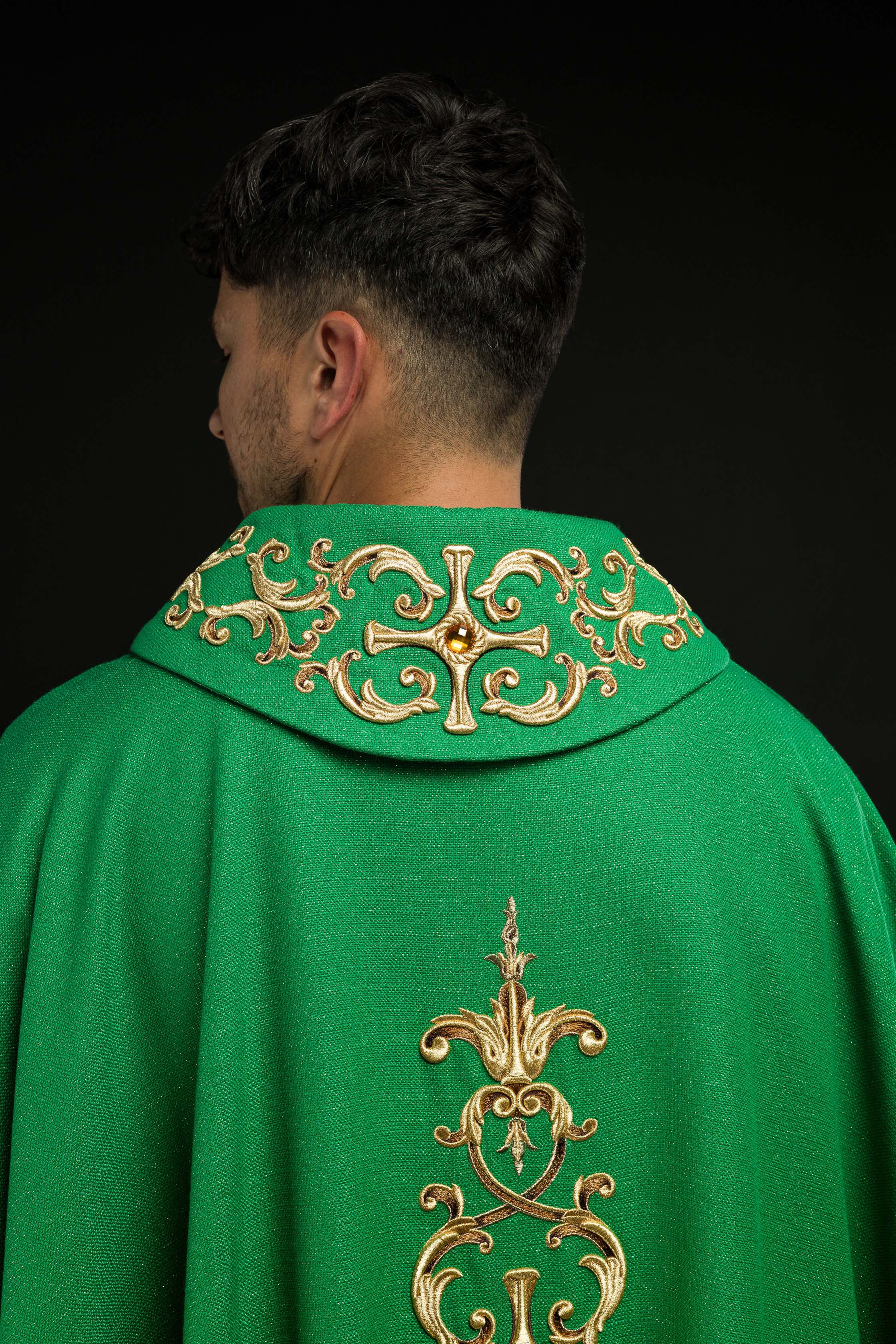 Casula verde ricamente bordada e decorada com pedras