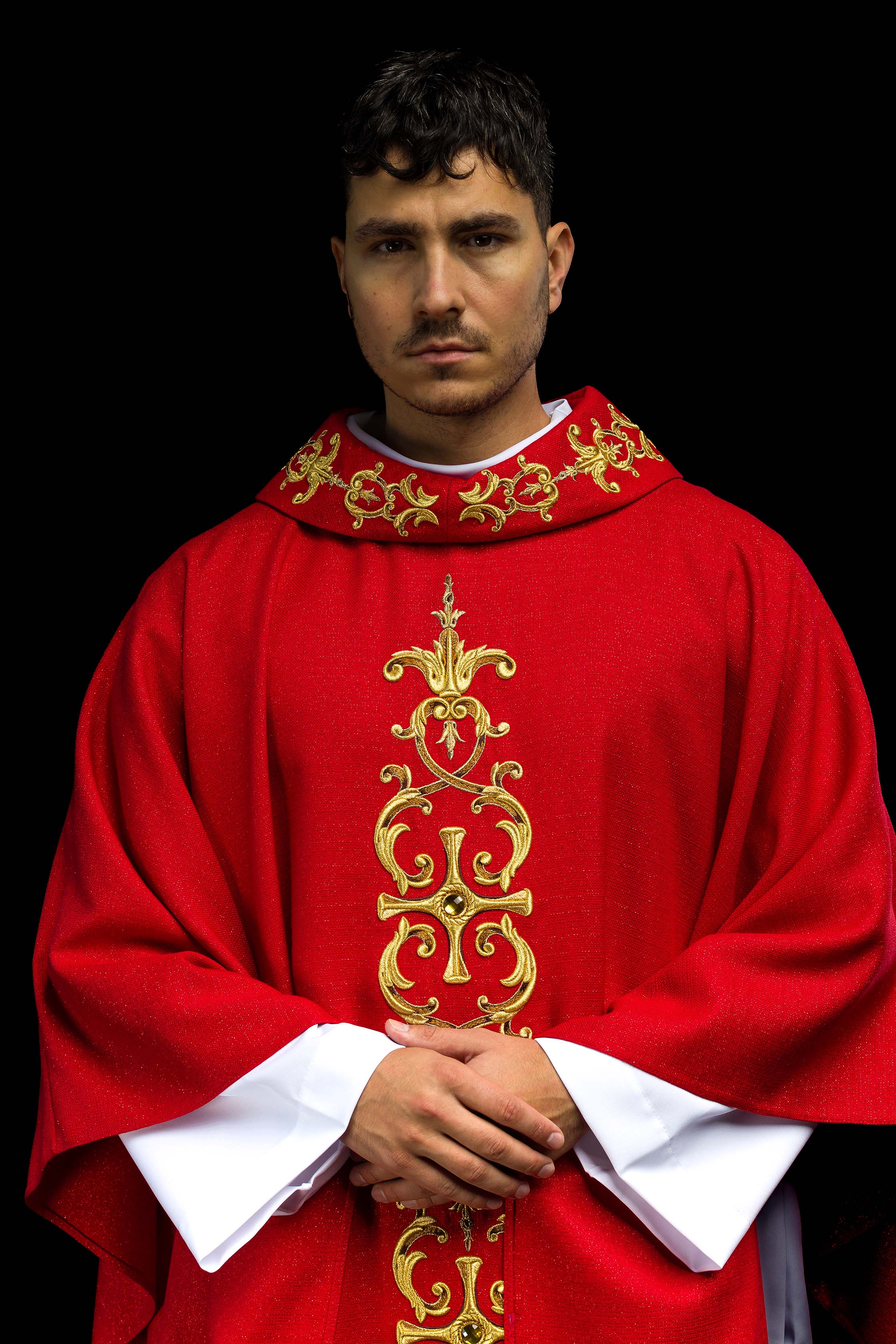 Casula vermelha ricamente bordada e decorada com pedras