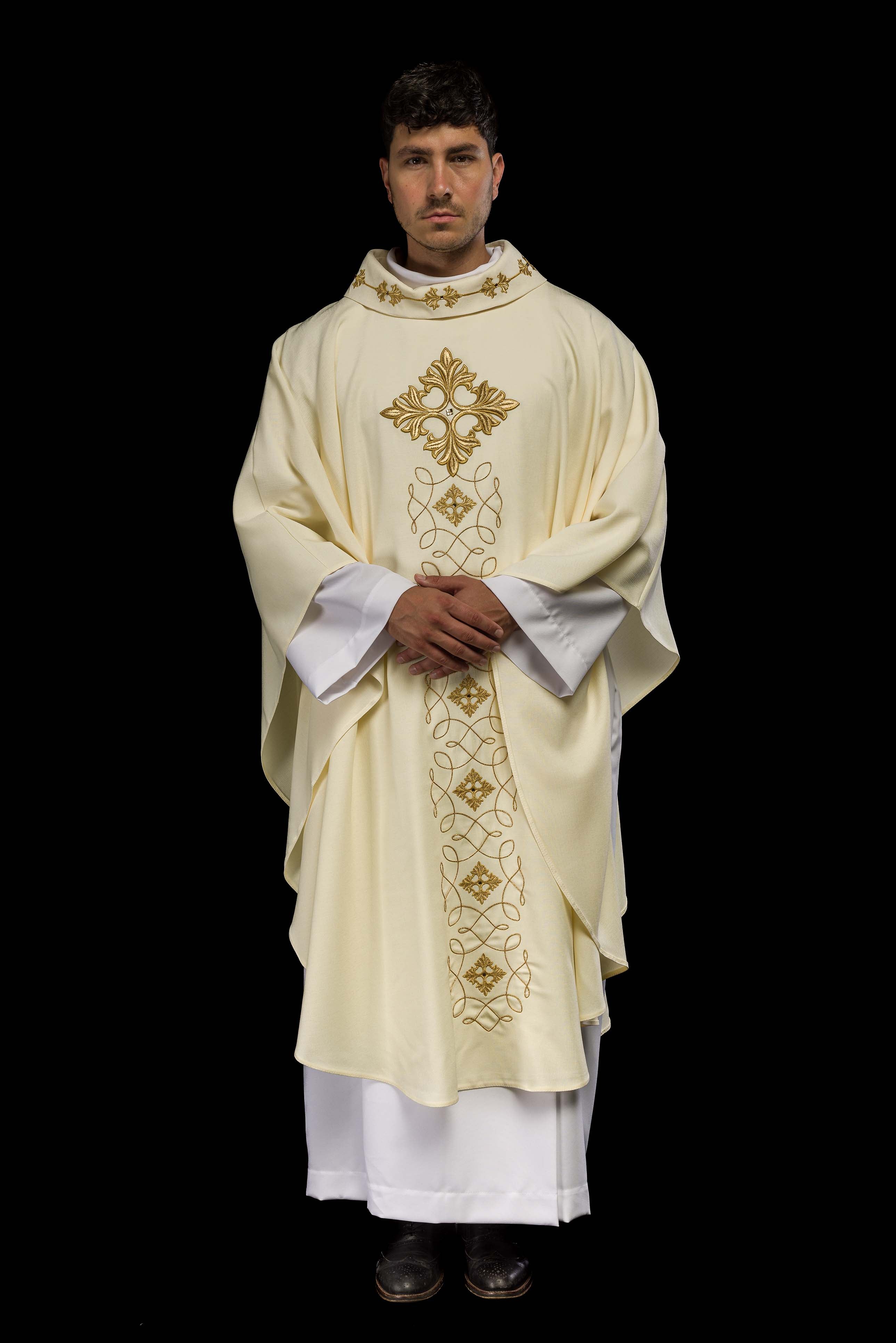 Casula de marfim ricamente bordada e decorada com pedras