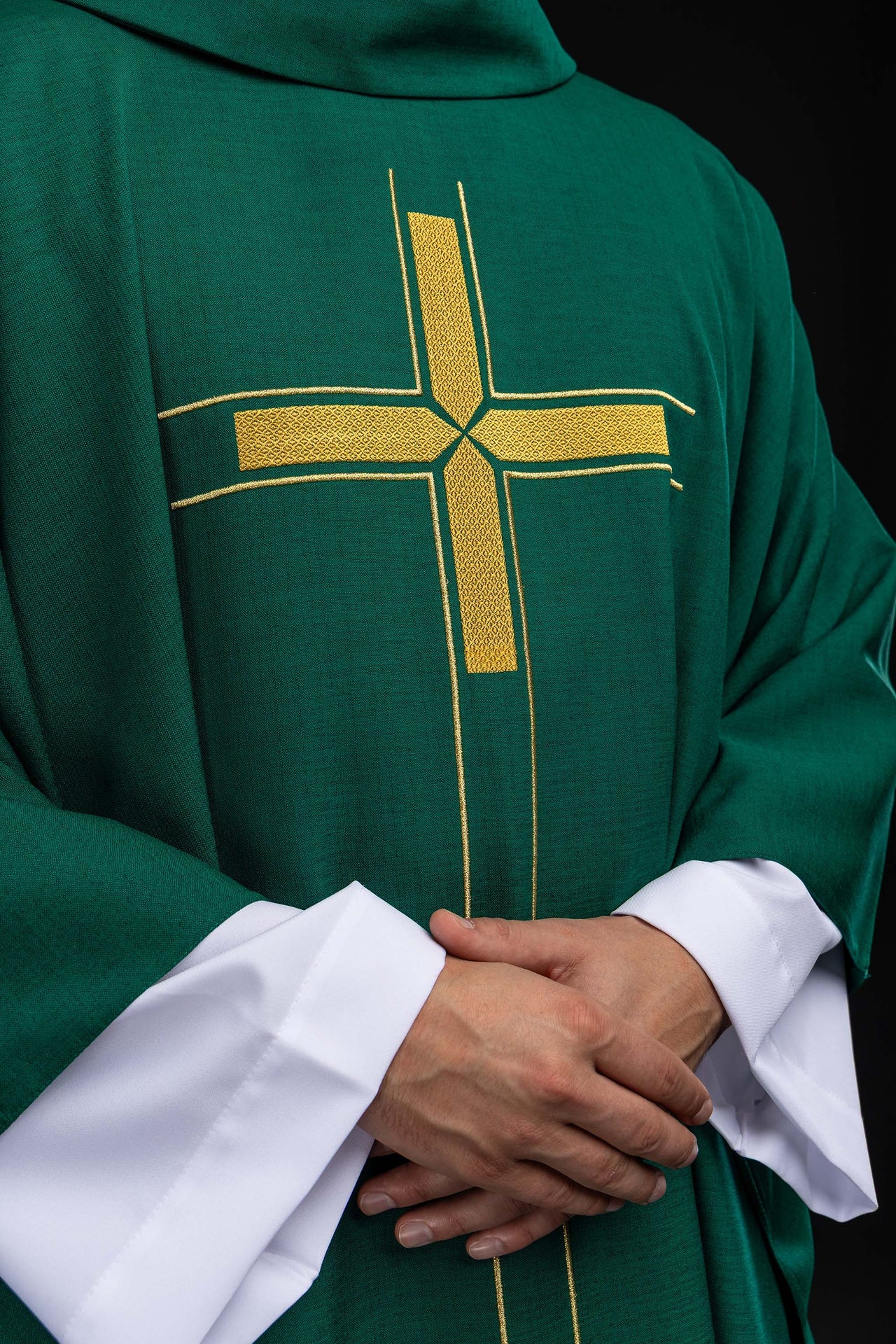 Casulla verde con motivo de cruz bordado