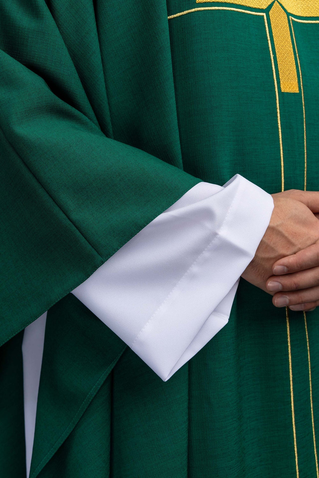 Casulla verde con motivo de cruz bordado