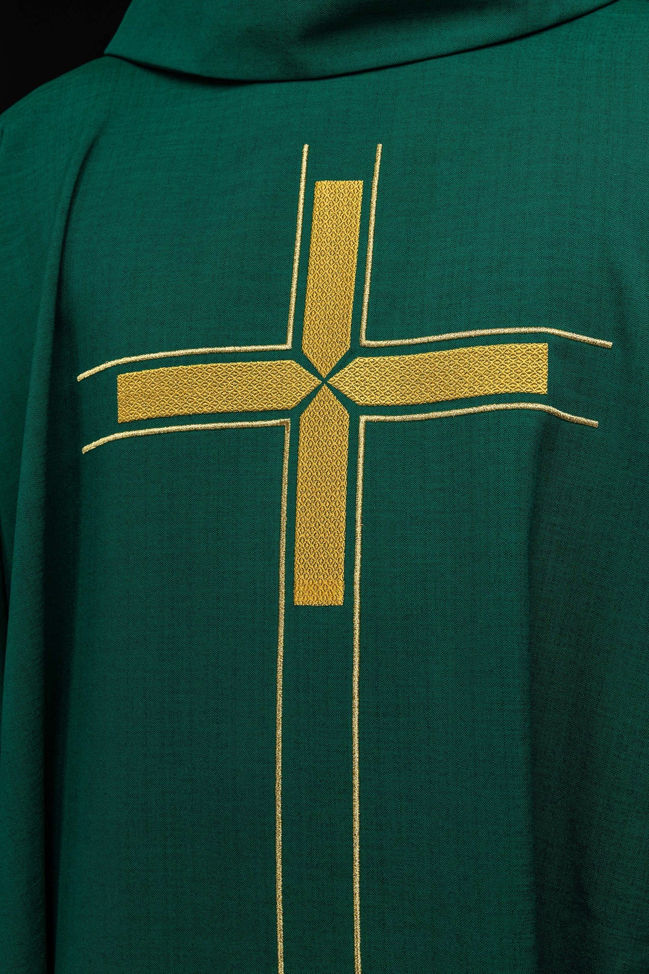 Casulla verde con motivo de cruz bordado