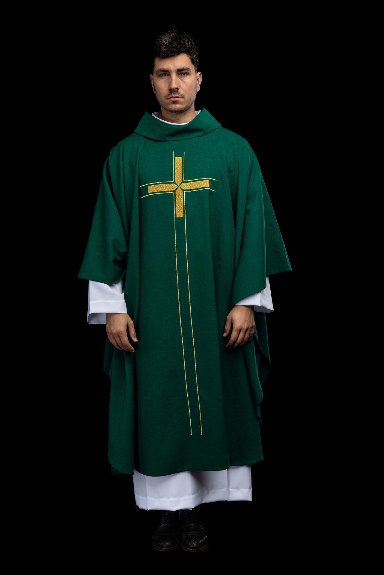 Casulla verde con motivo de cruz bordado