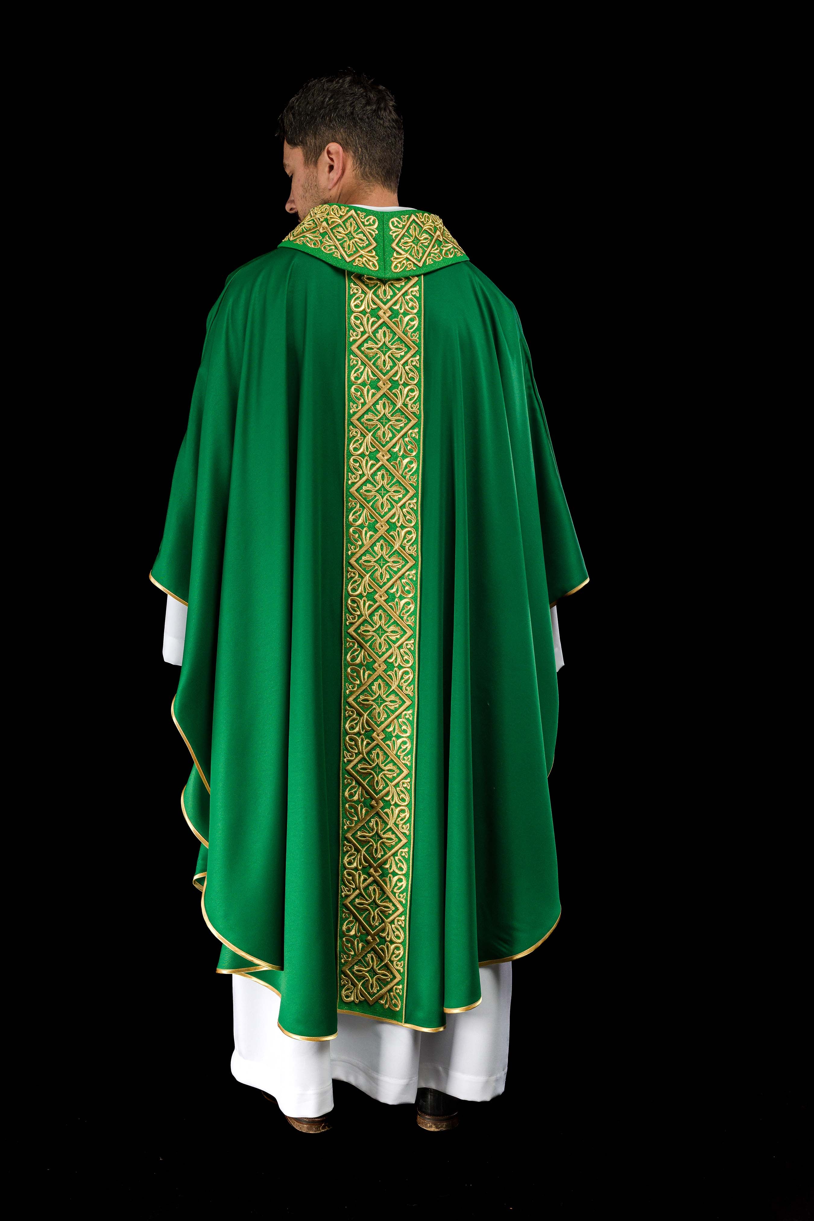 Casula verde ricamente bordada com motivos florais e cruzes