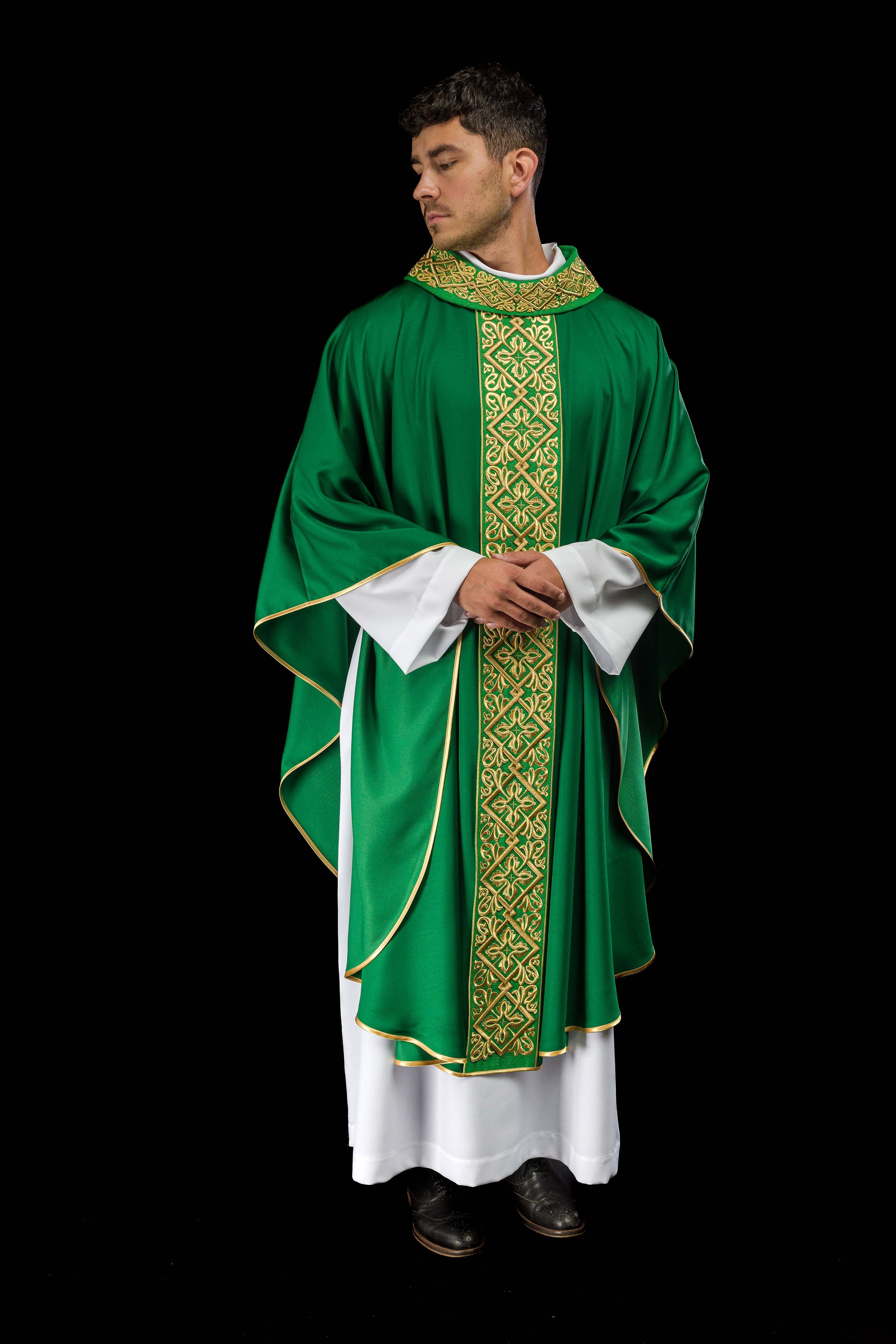 Casula verde ricamente bordada com motivos florais e cruzes
