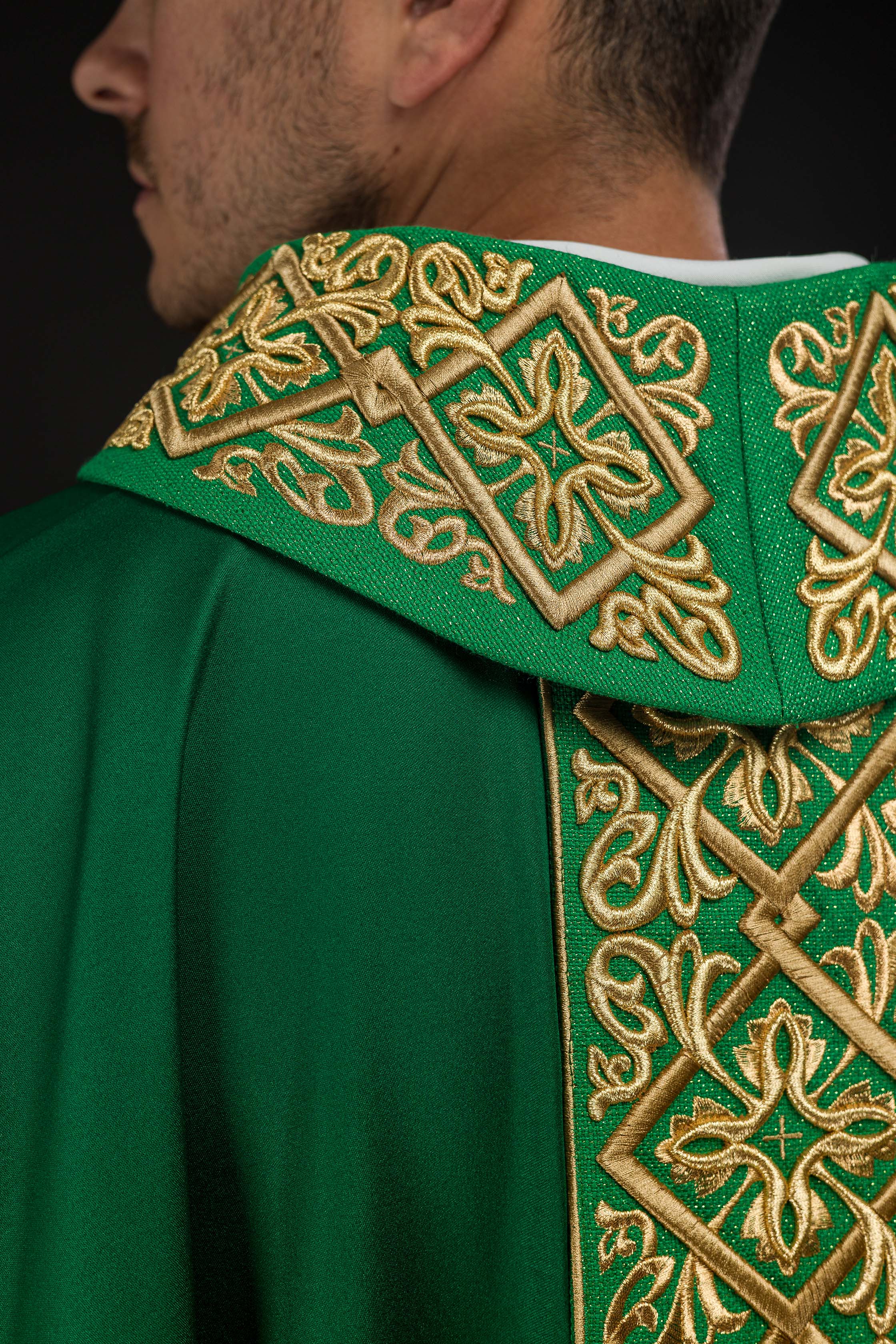 Casula verde ricamente bordada com motivos florais e cruzes