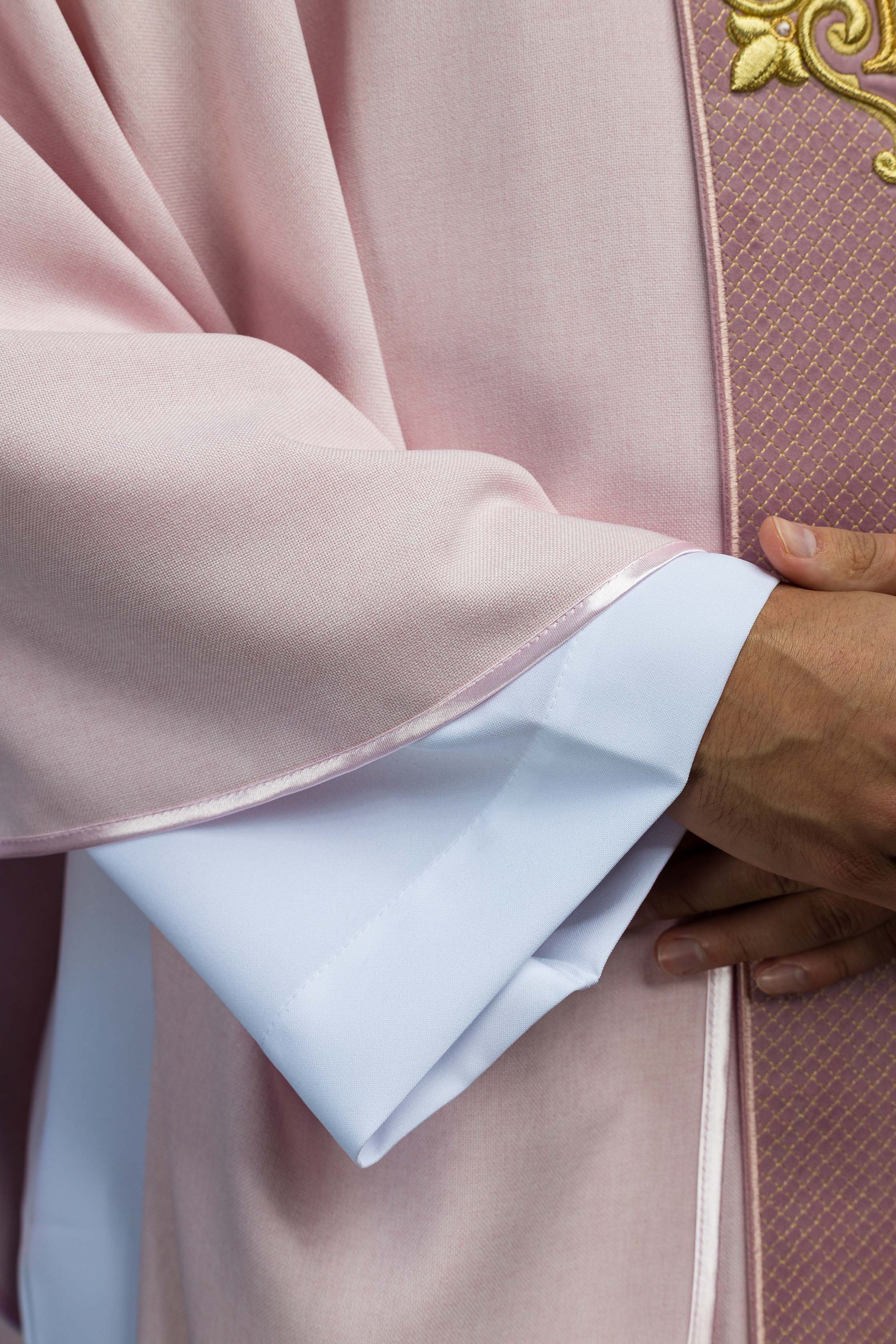 Casula rosa com trança de veludo ricamente bordada Cruz