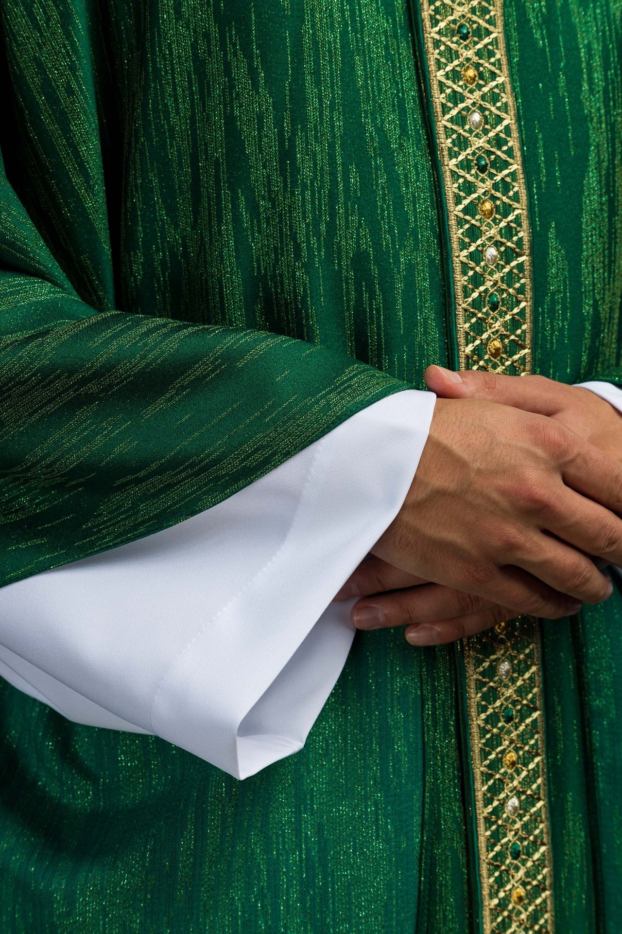 Casulla verde con galón y cuello bordados