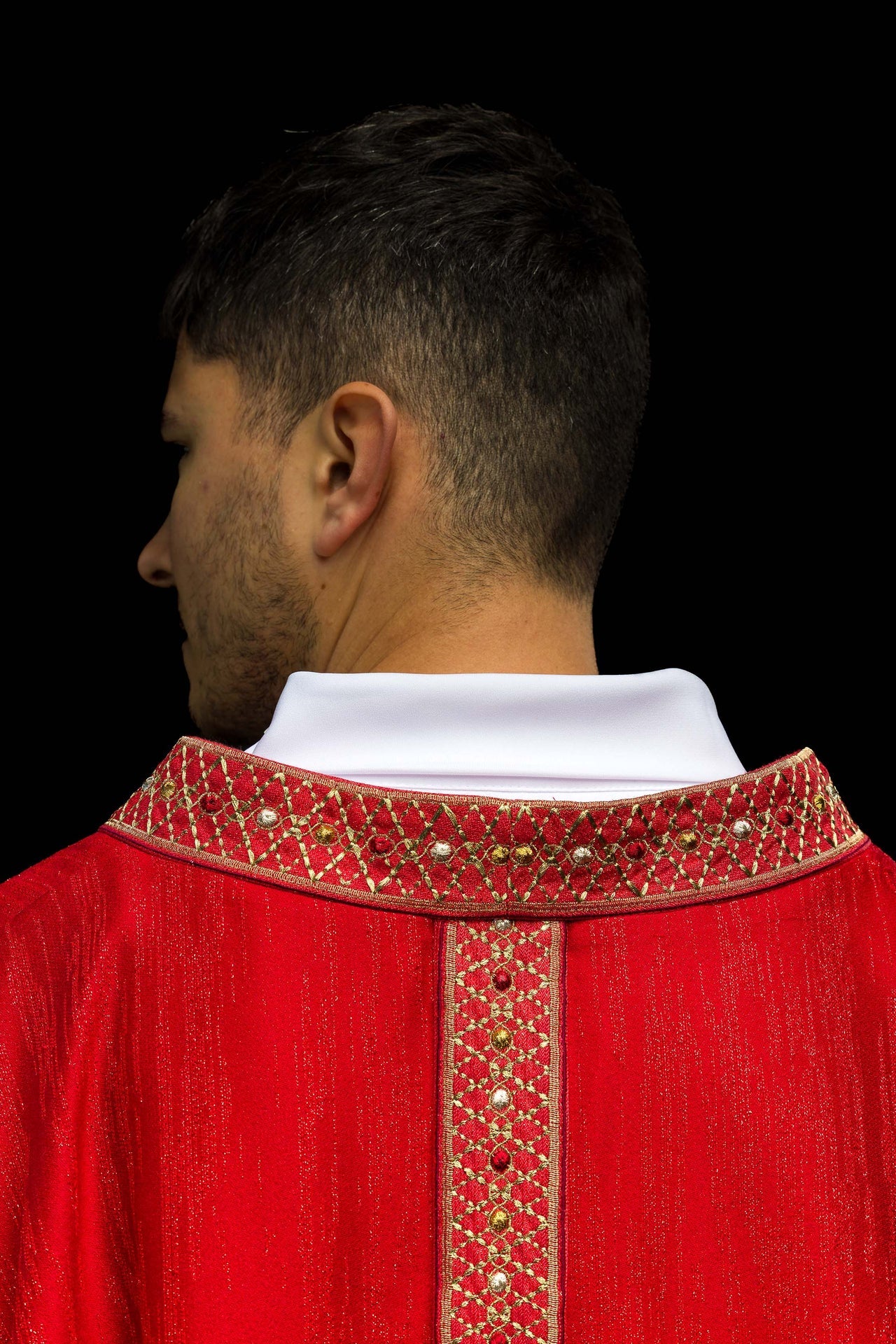 Casulla roja con galón y cuello bordados