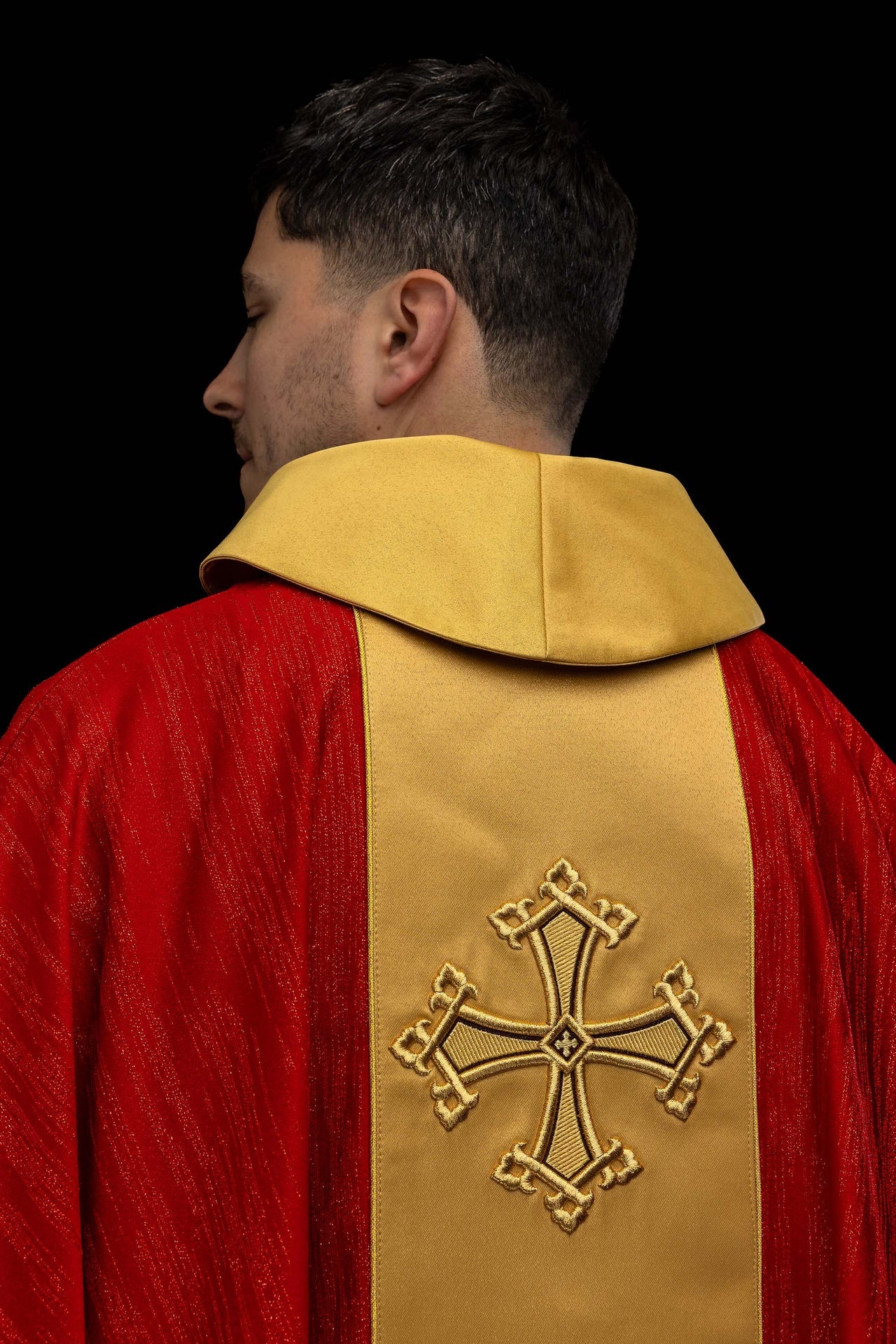 Casulla roja con motivo de cruz bordado y banda de tejido decorativo