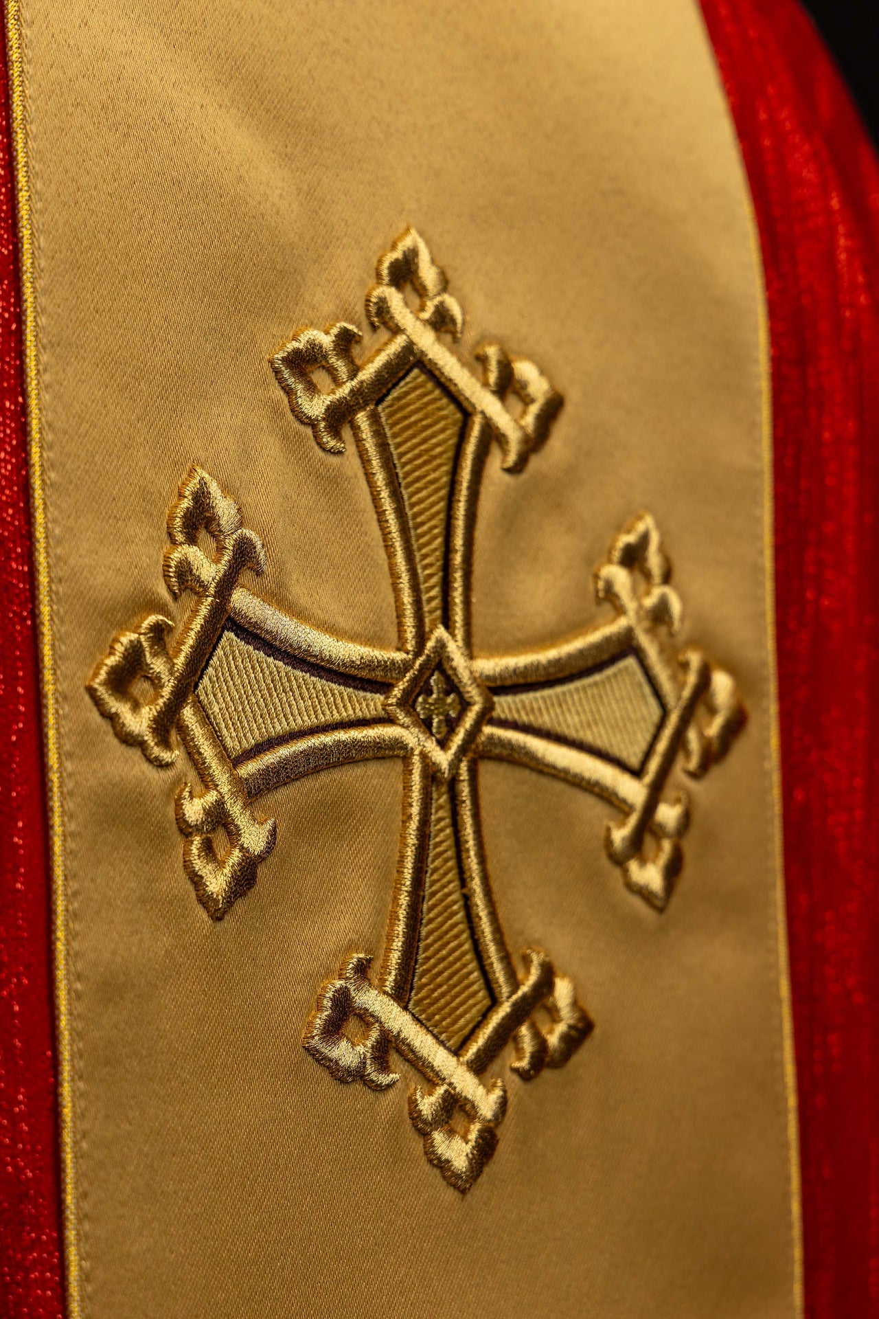 Casulla roja con motivo de cruz bordado y banda de tejido decorativo