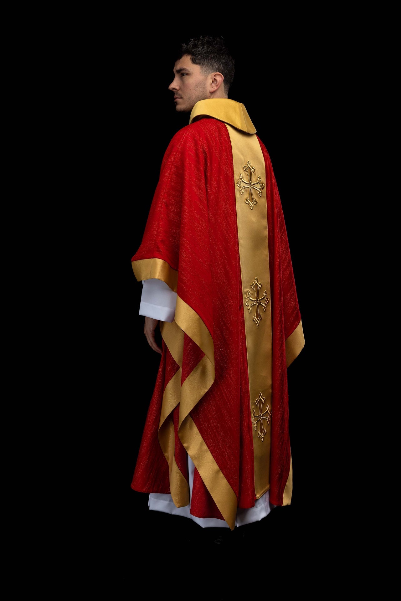 Casulla roja con motivo de cruz bordado y banda de tejido decorativo