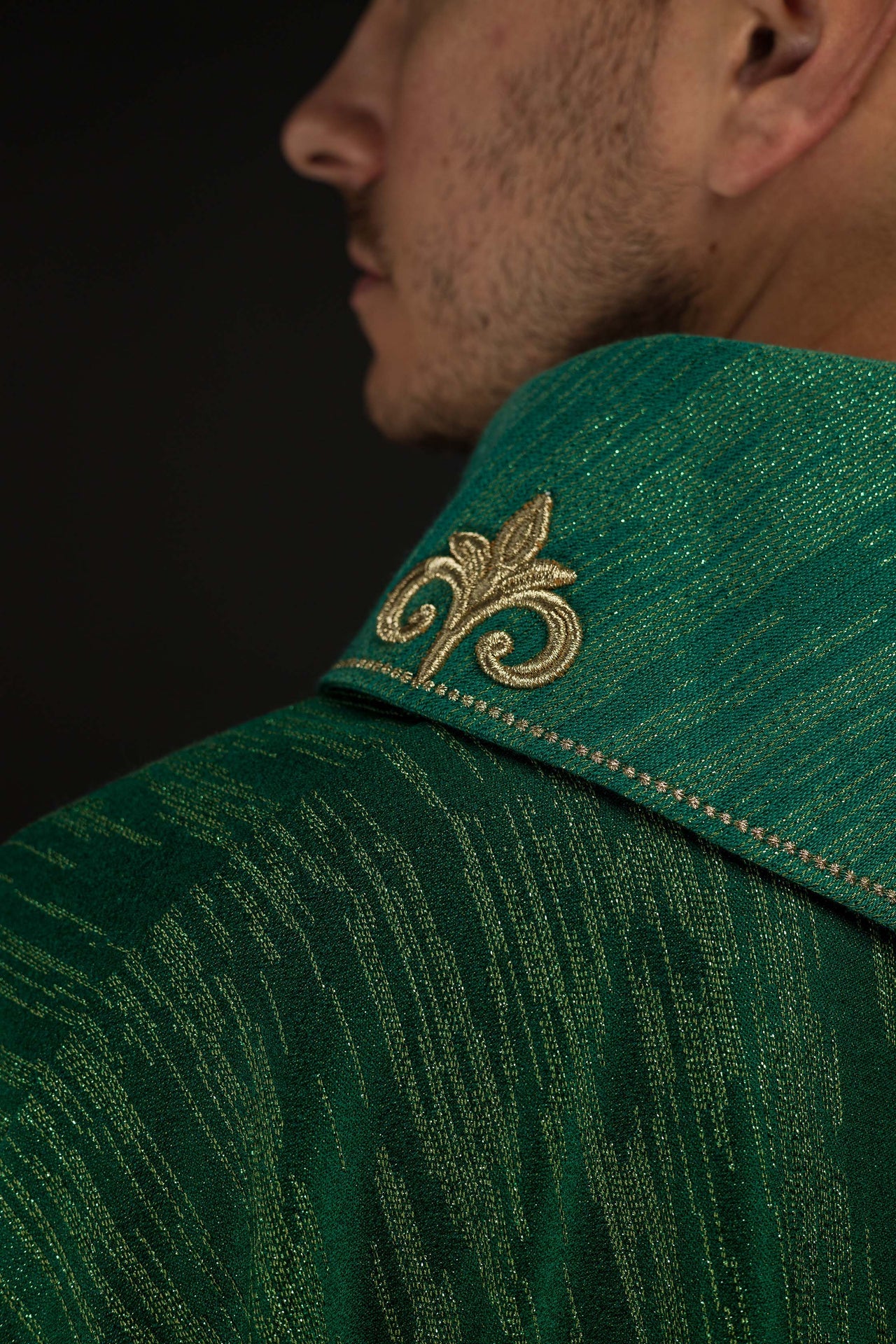 Casulla verde con motivo de cruz bordado sobre tela decorativa