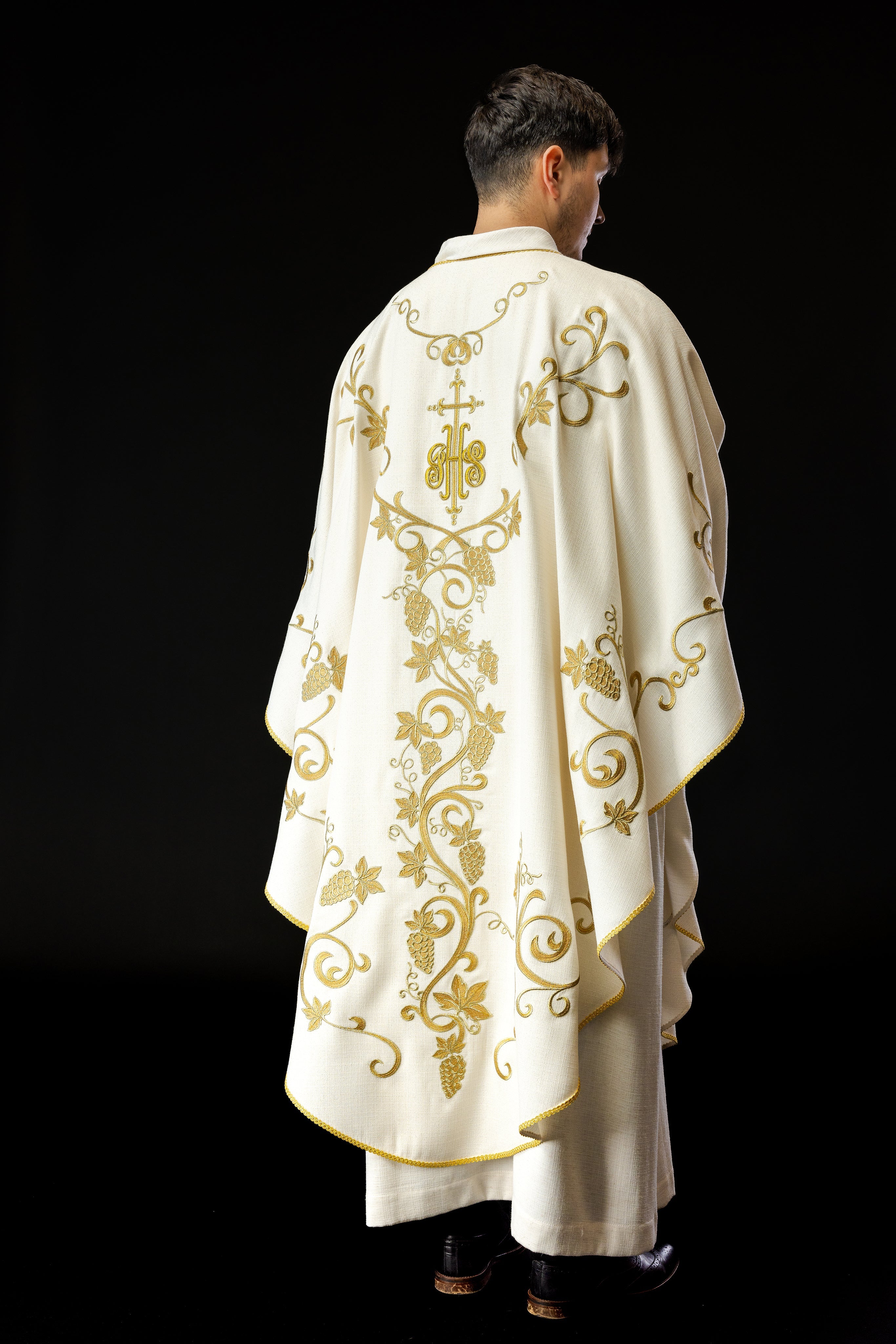 Ornat liturgiczny ecru zdobiony haftem IHS i winogronami - ORNATY.PL