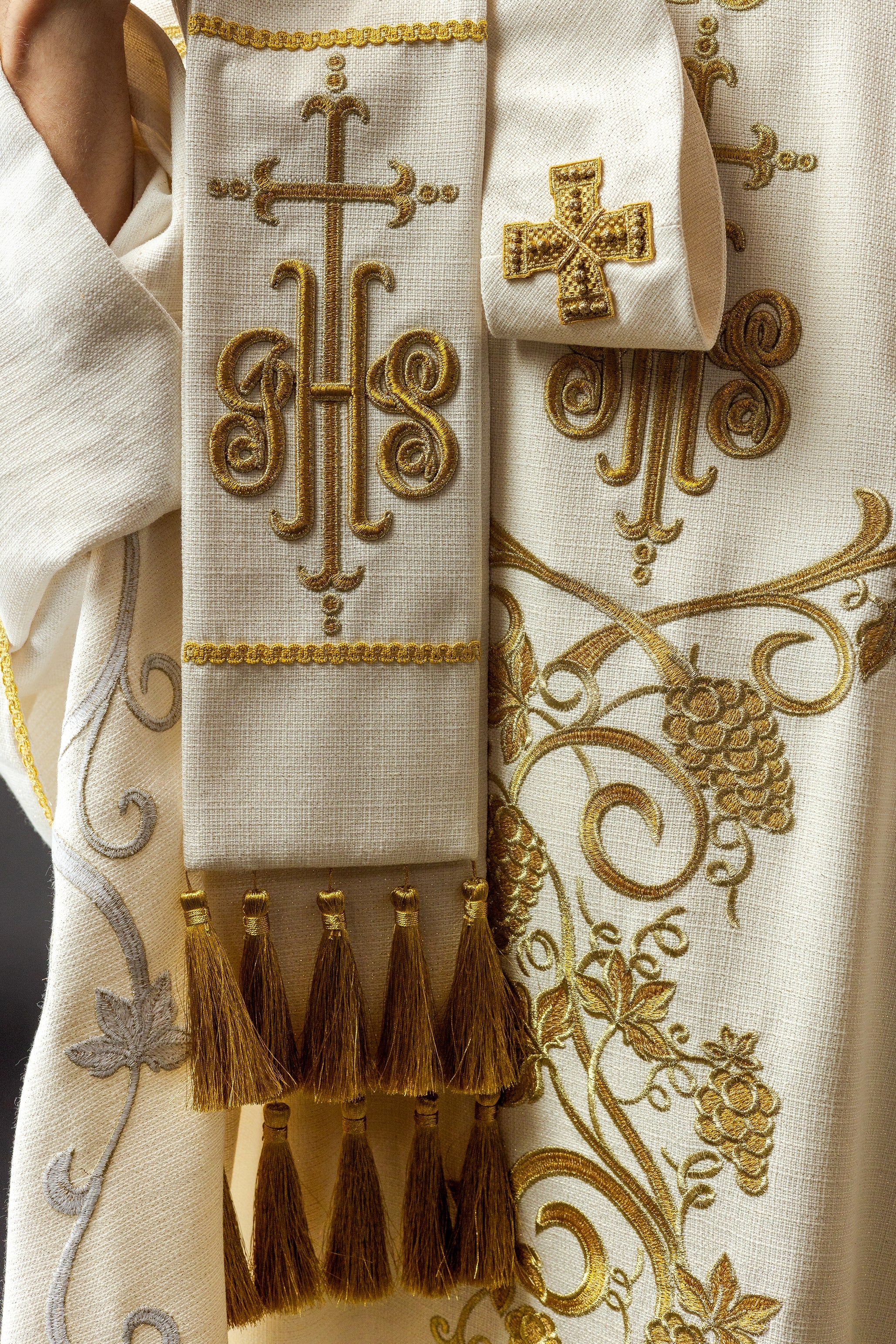 Ornat liturgiczny ecru zdobiony haftem IHS i winogronami - ORNATY.PL
