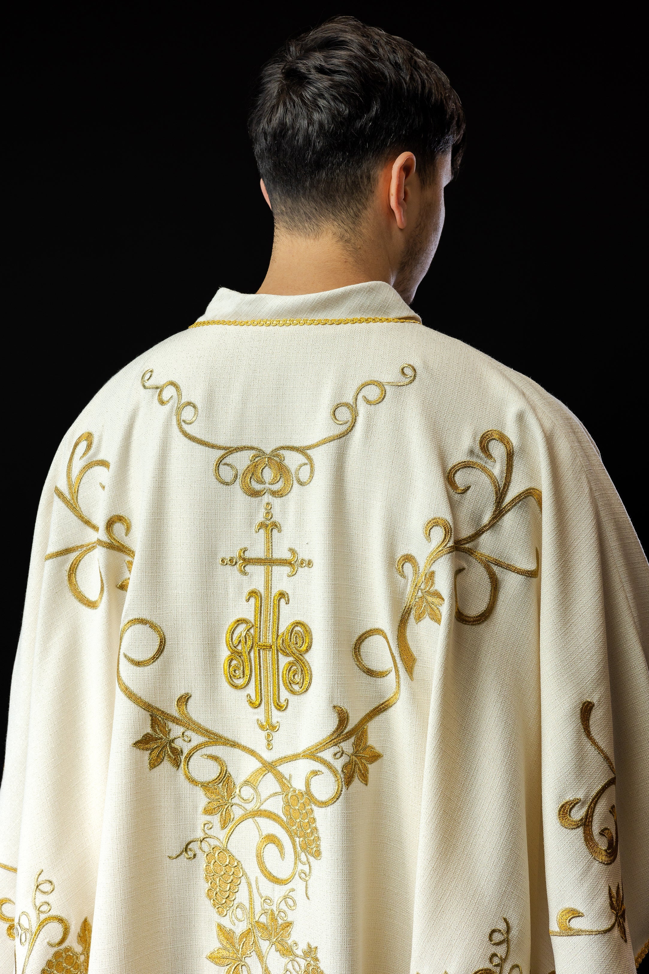 Ornat liturgiczny ecru zdobiony haftem IHS i winogronami - ORNATY.PL
