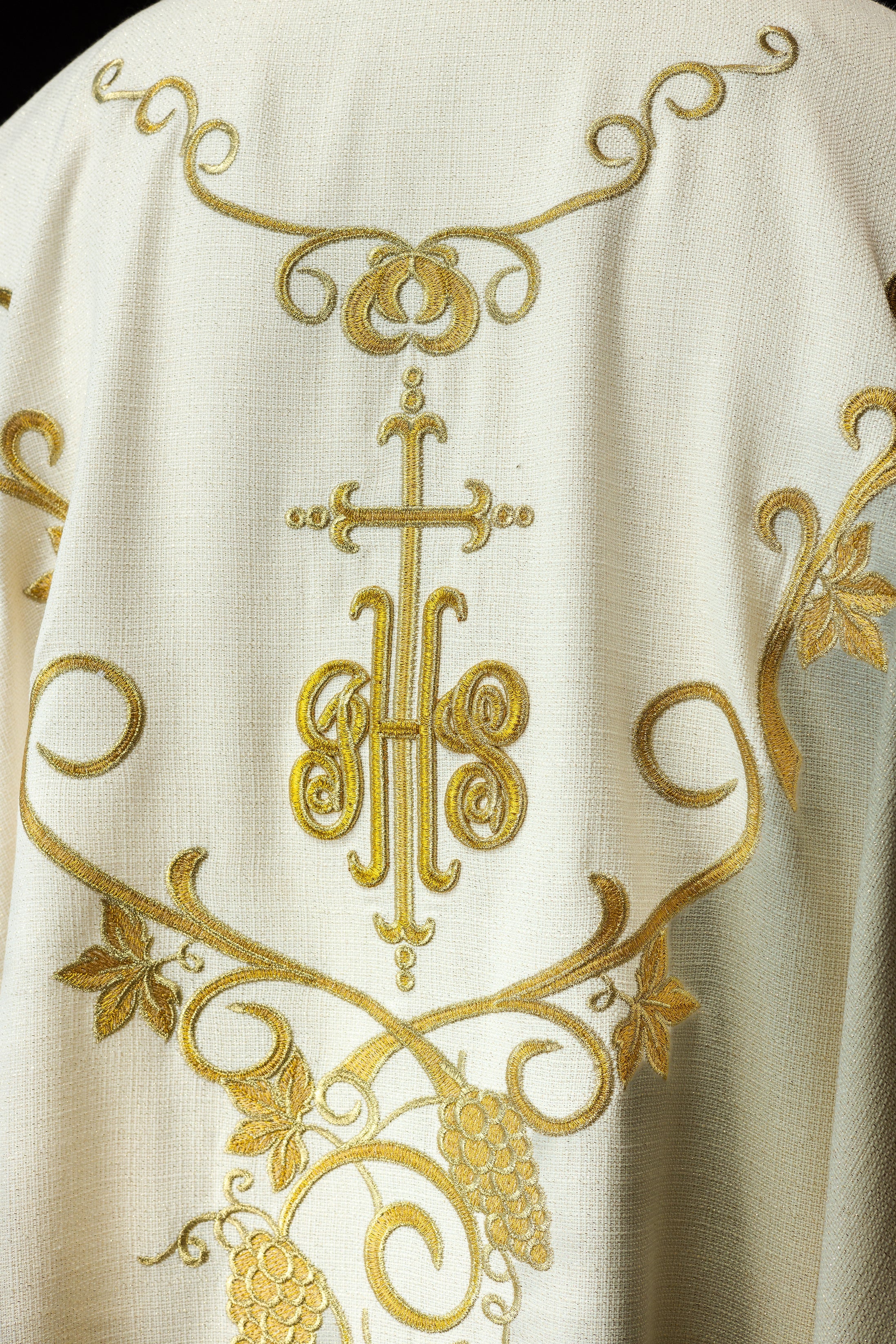 Ornat liturgiczny ecru zdobiony haftem IHS i winogronami - ORNATY.PL