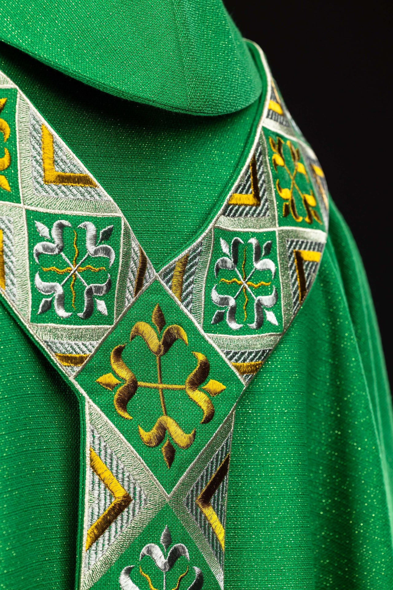 Haftowany pas na ornat w zestawie z ornatem zielony - ORNATY.PL