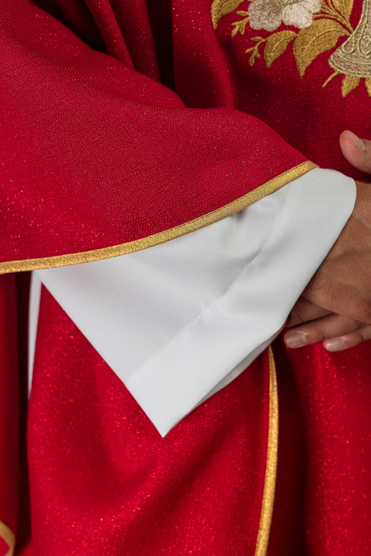 Casulla roja con cuello bordado y símbolo del Espíritu Santo