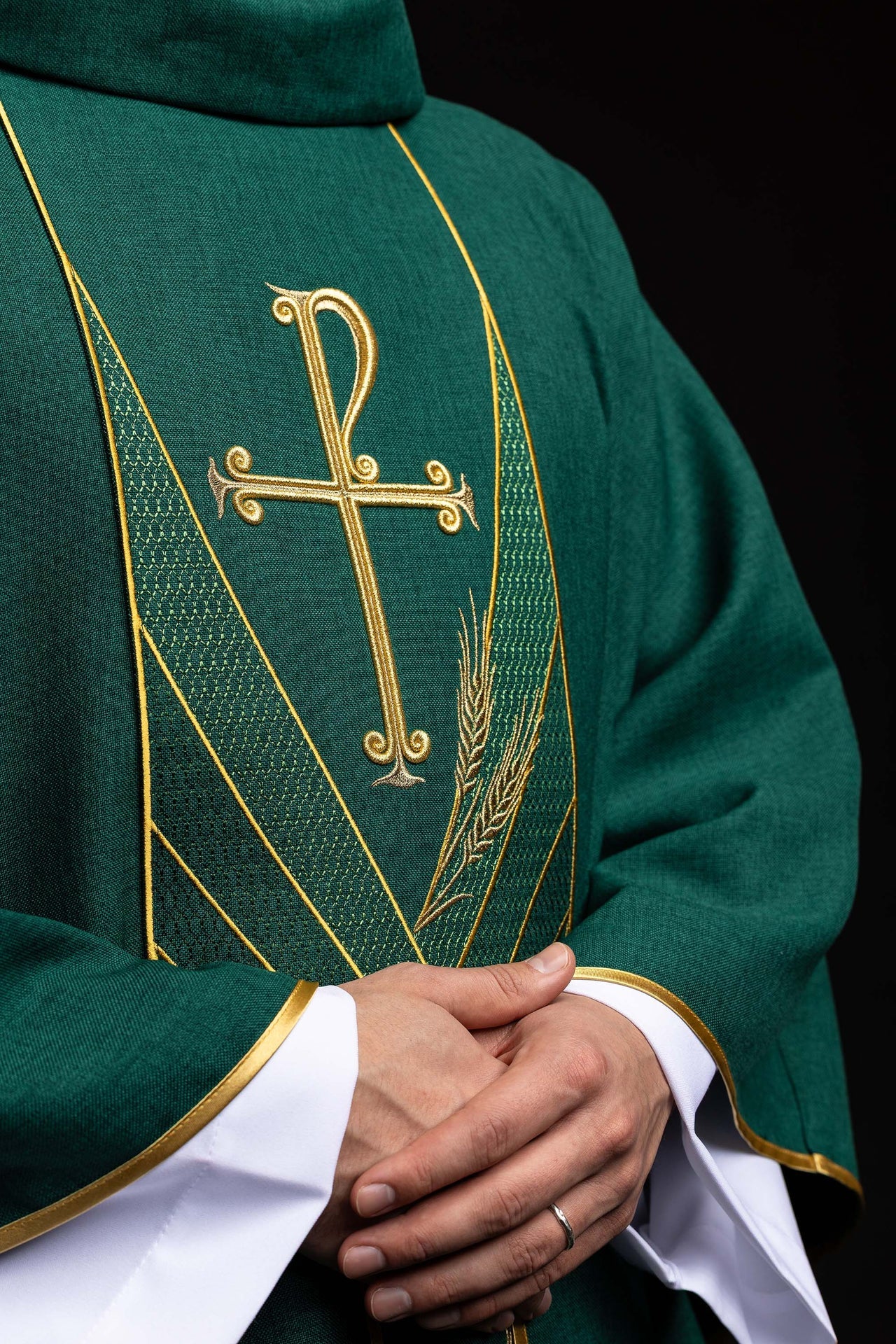 Casulla verde con banda bordada Pax