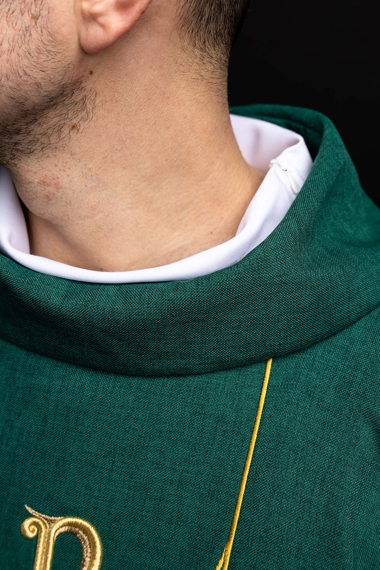 Casulla verde con banda bordada Pax