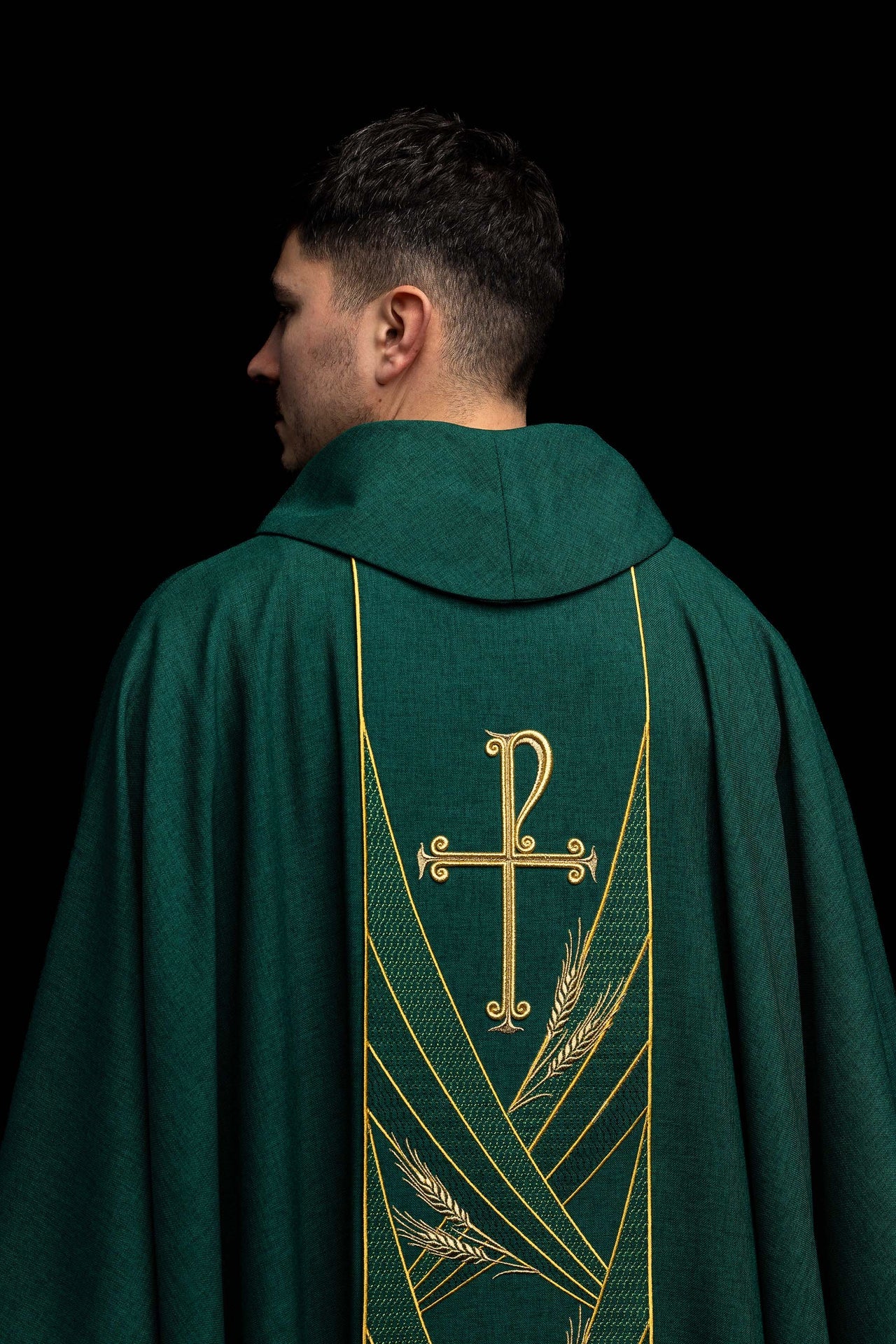 Casulla verde con banda bordada Pax