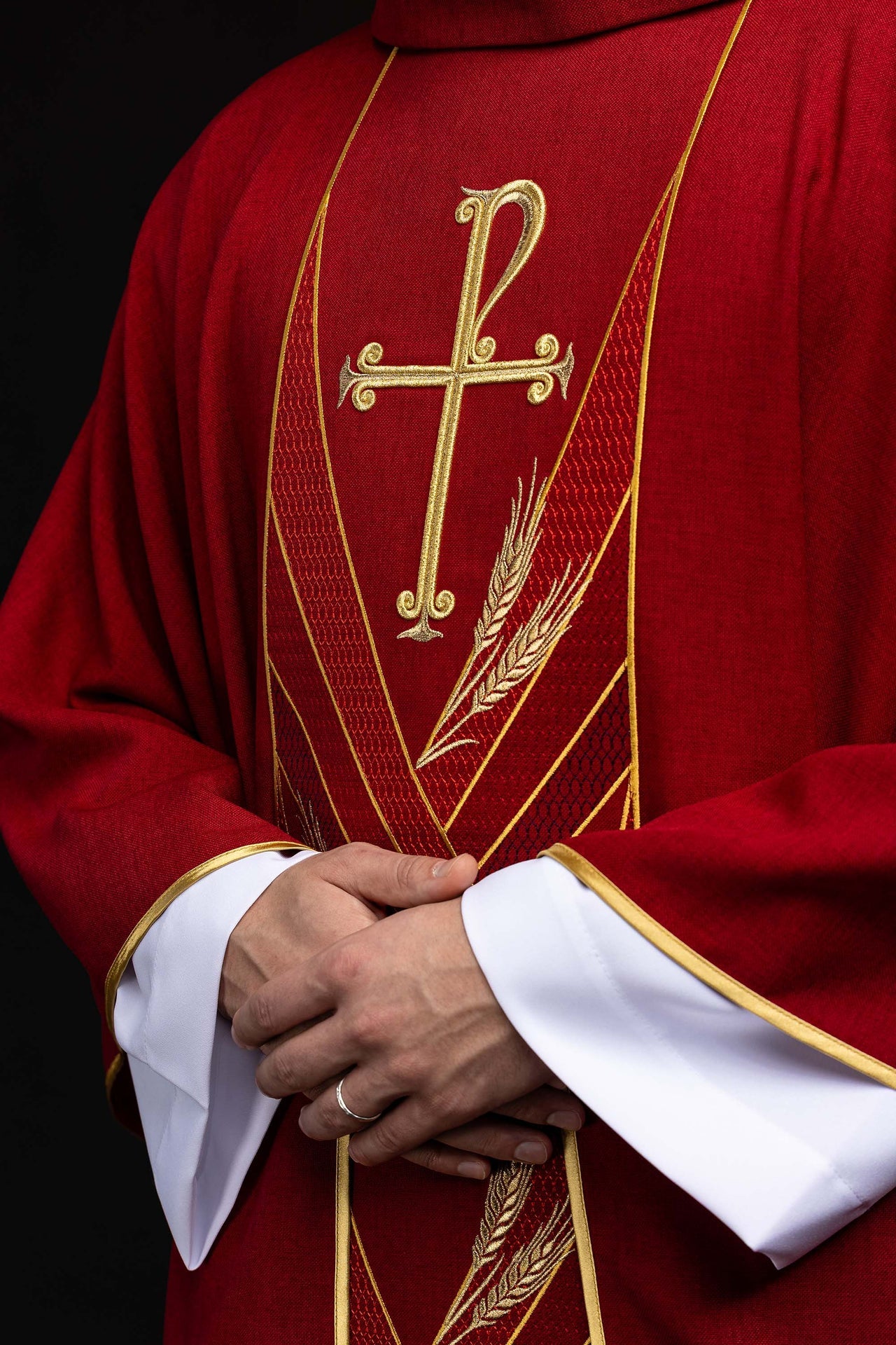 Casulla roja con banda bordada Pax