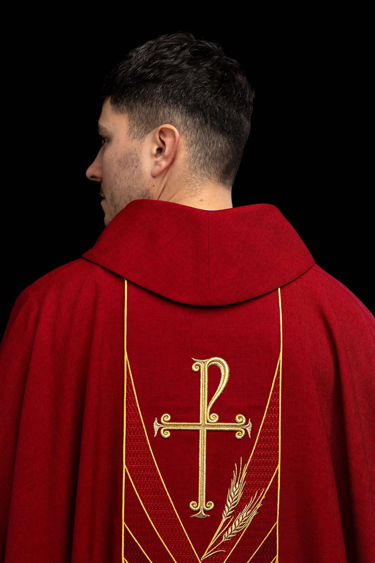 Casulla roja con banda bordada Pax