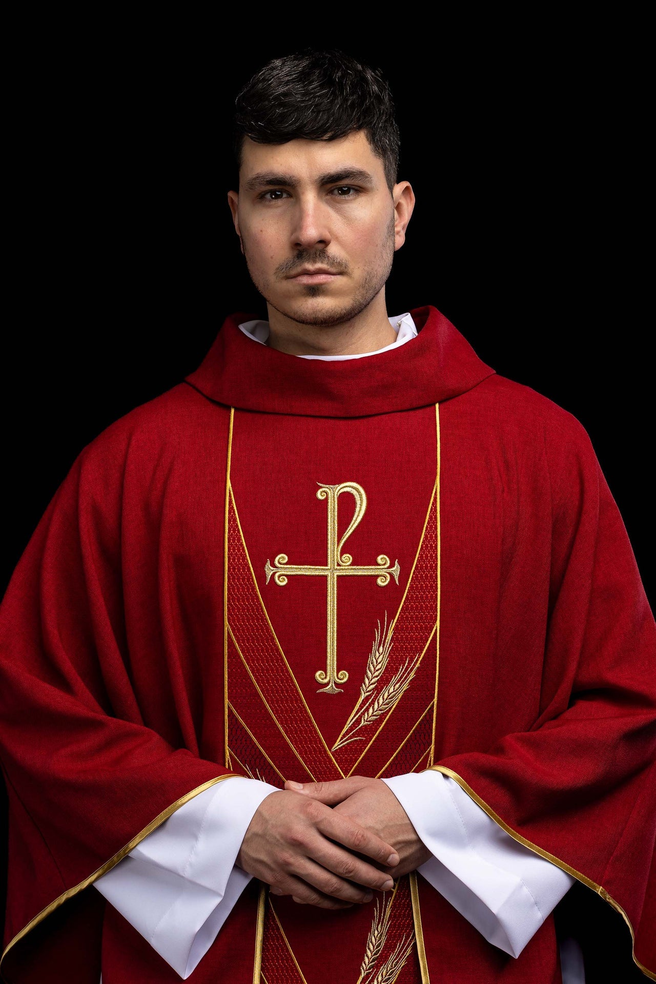 Casulla roja con banda bordada Pax