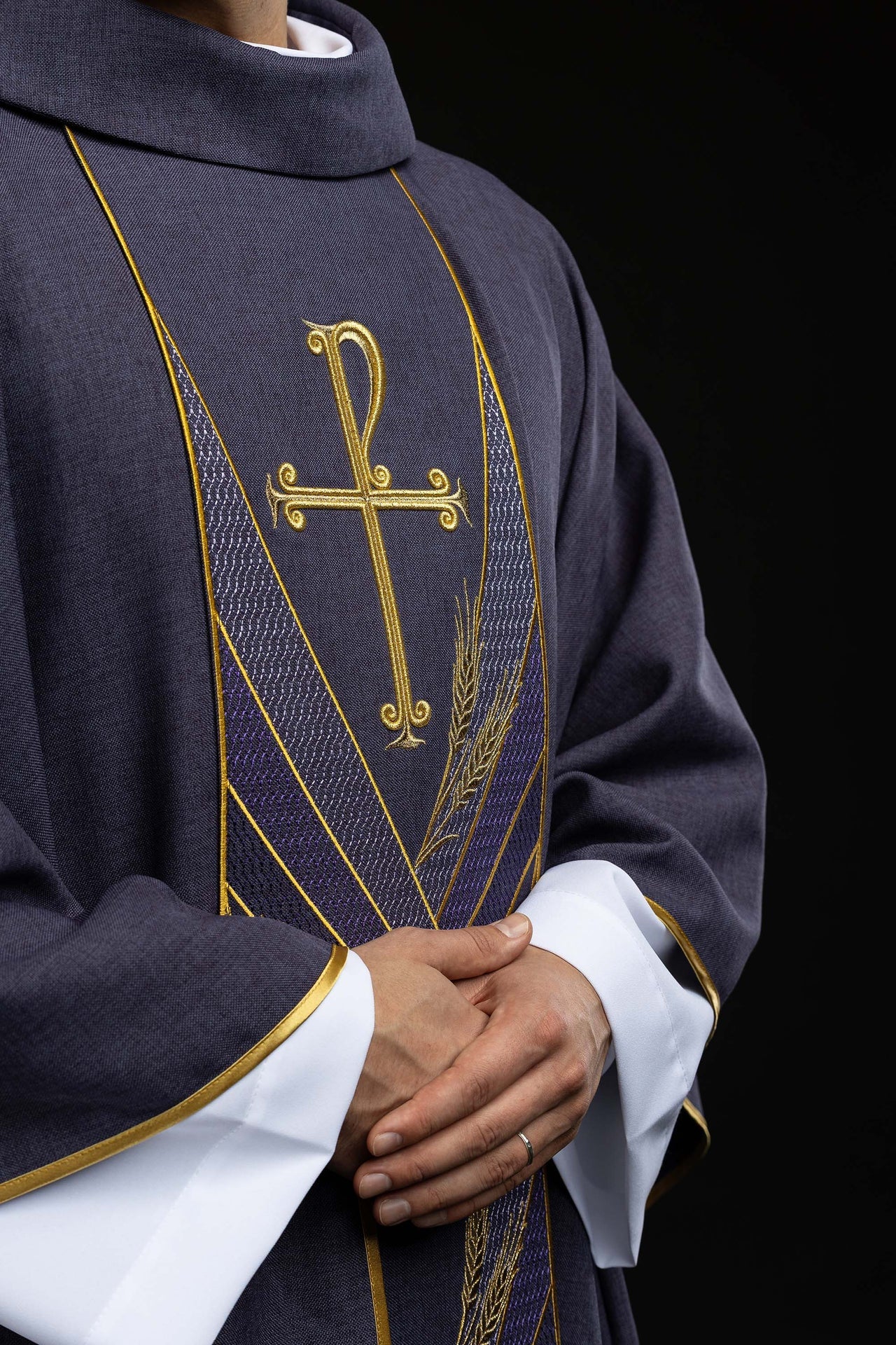 Casulla morada con banda bordada Pax