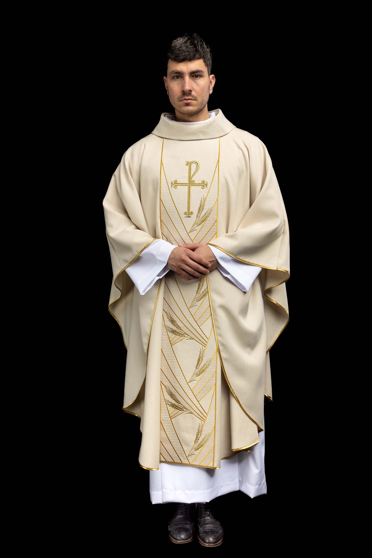 Casulla color ecru con banda bordada Pax