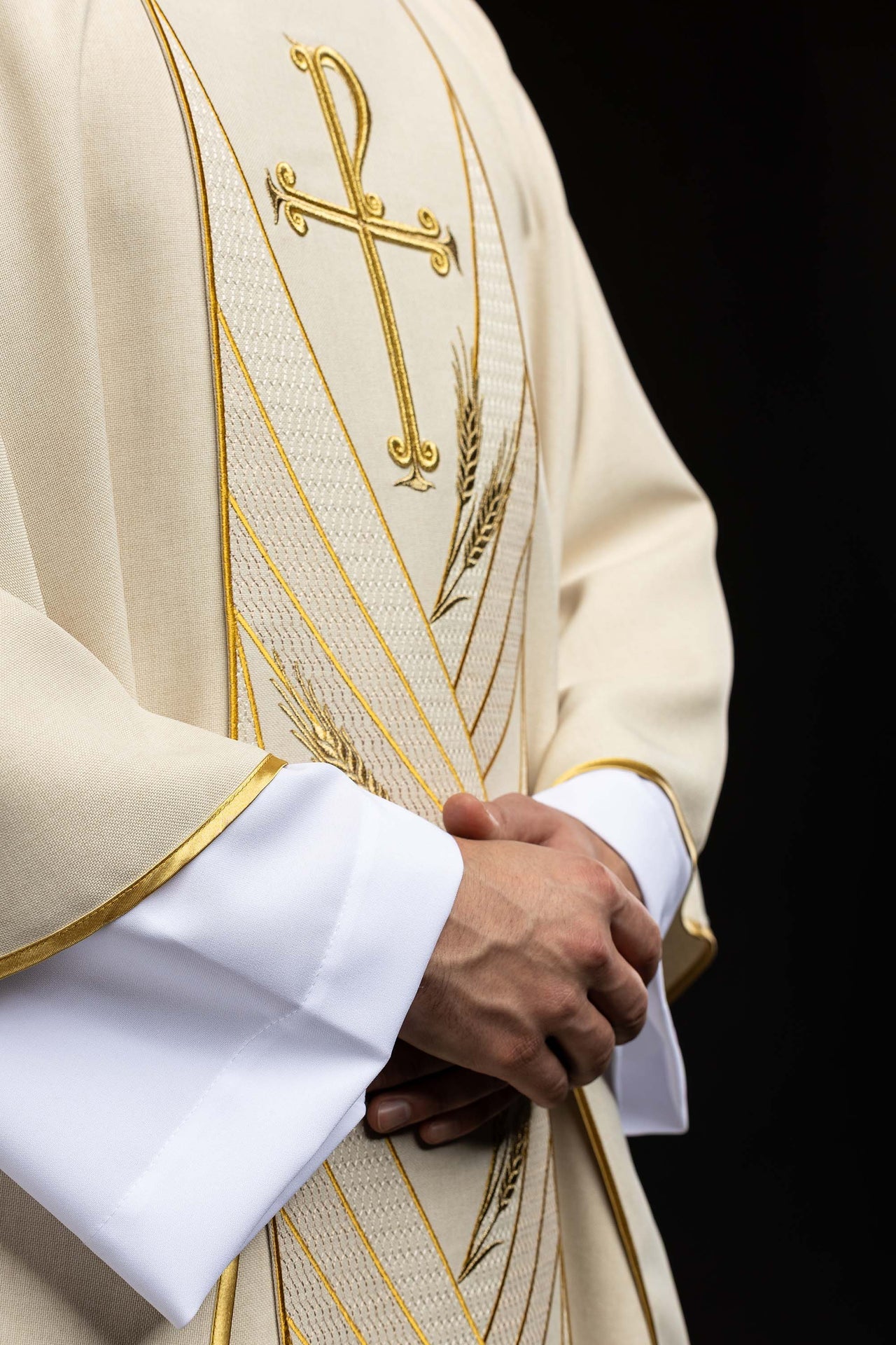 Casulla color ecru con banda bordada Pax