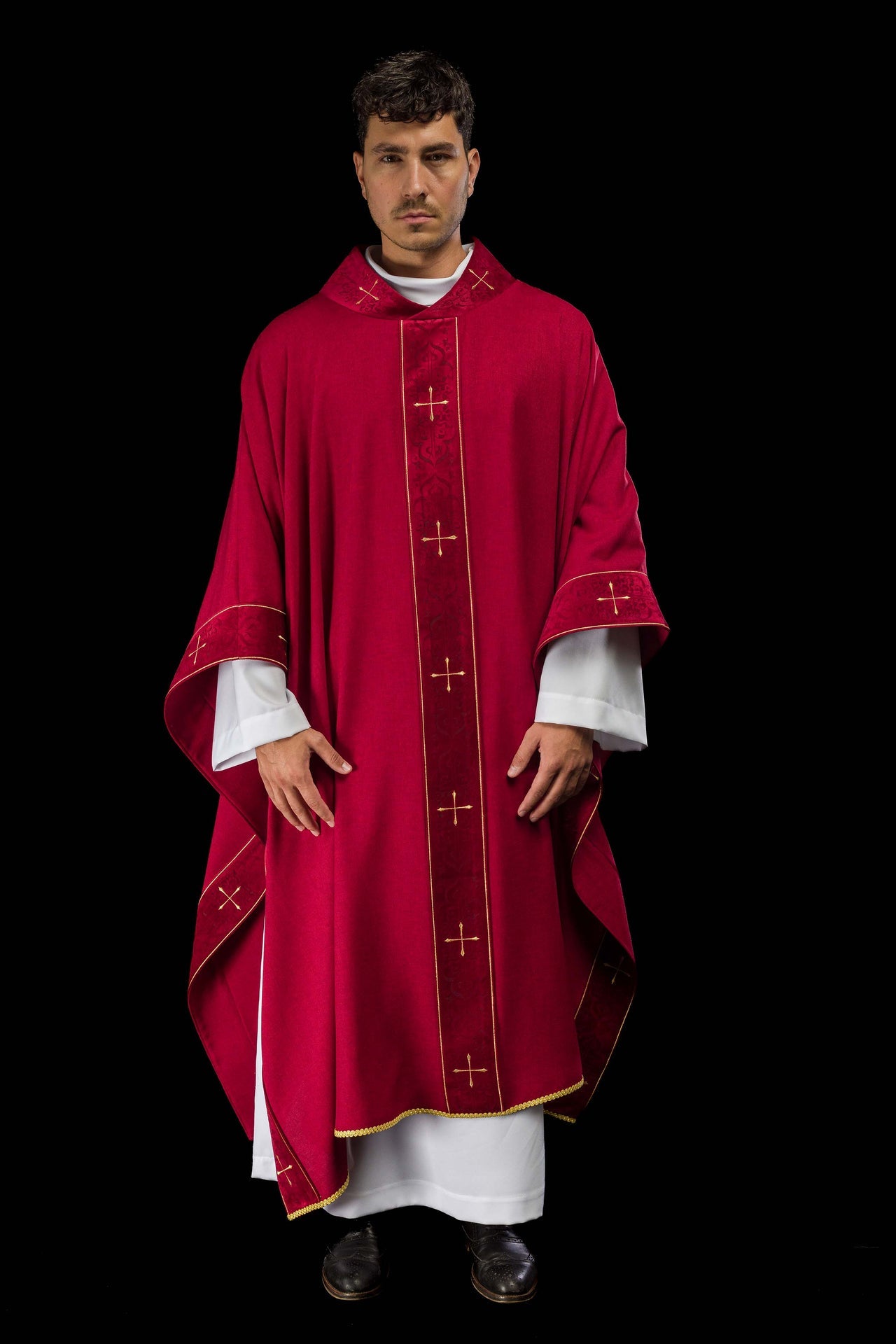 Casulla en color rojo con banda y cuello bordados de cruces
