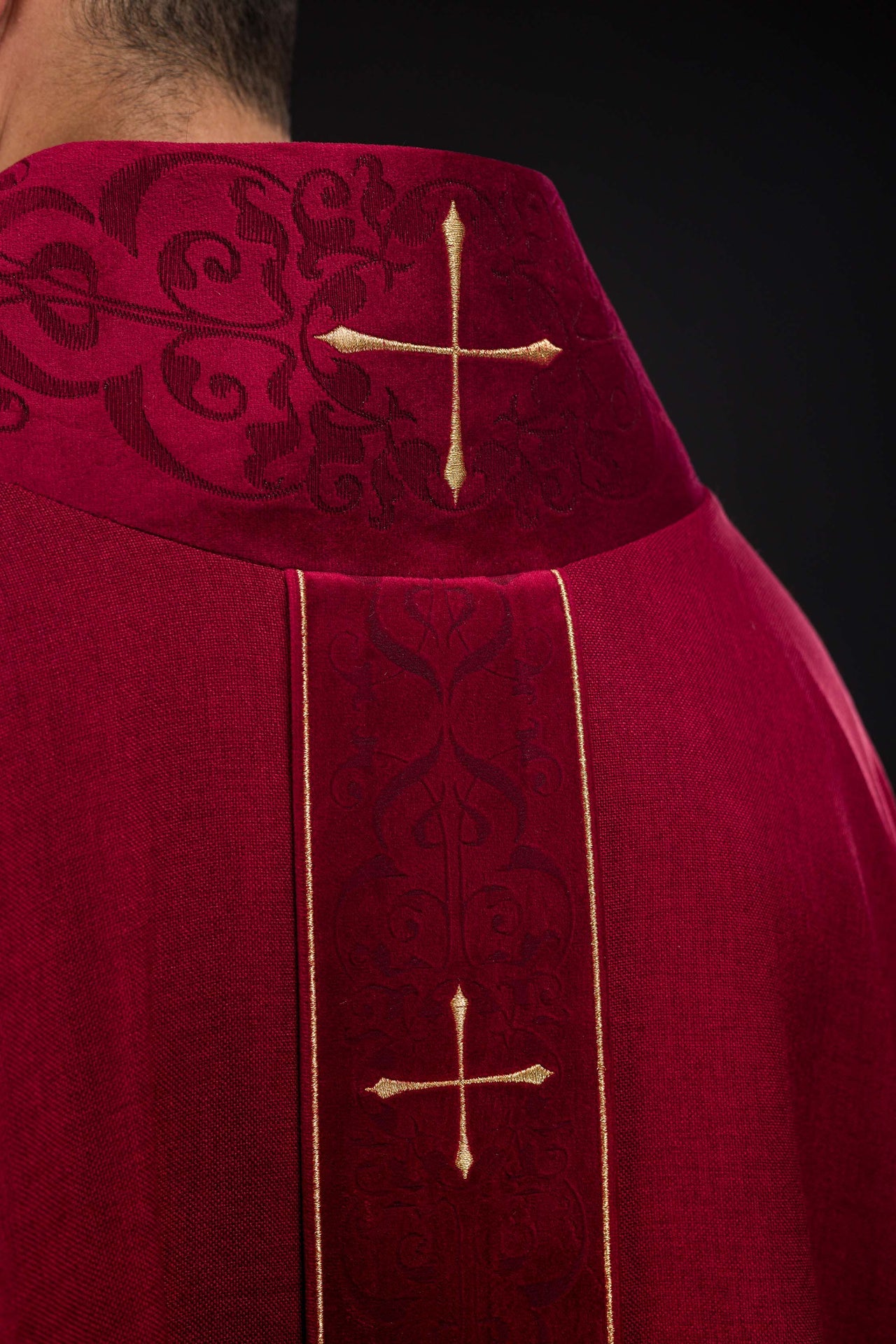 Casulla en color rojo con banda y cuello bordados de cruces