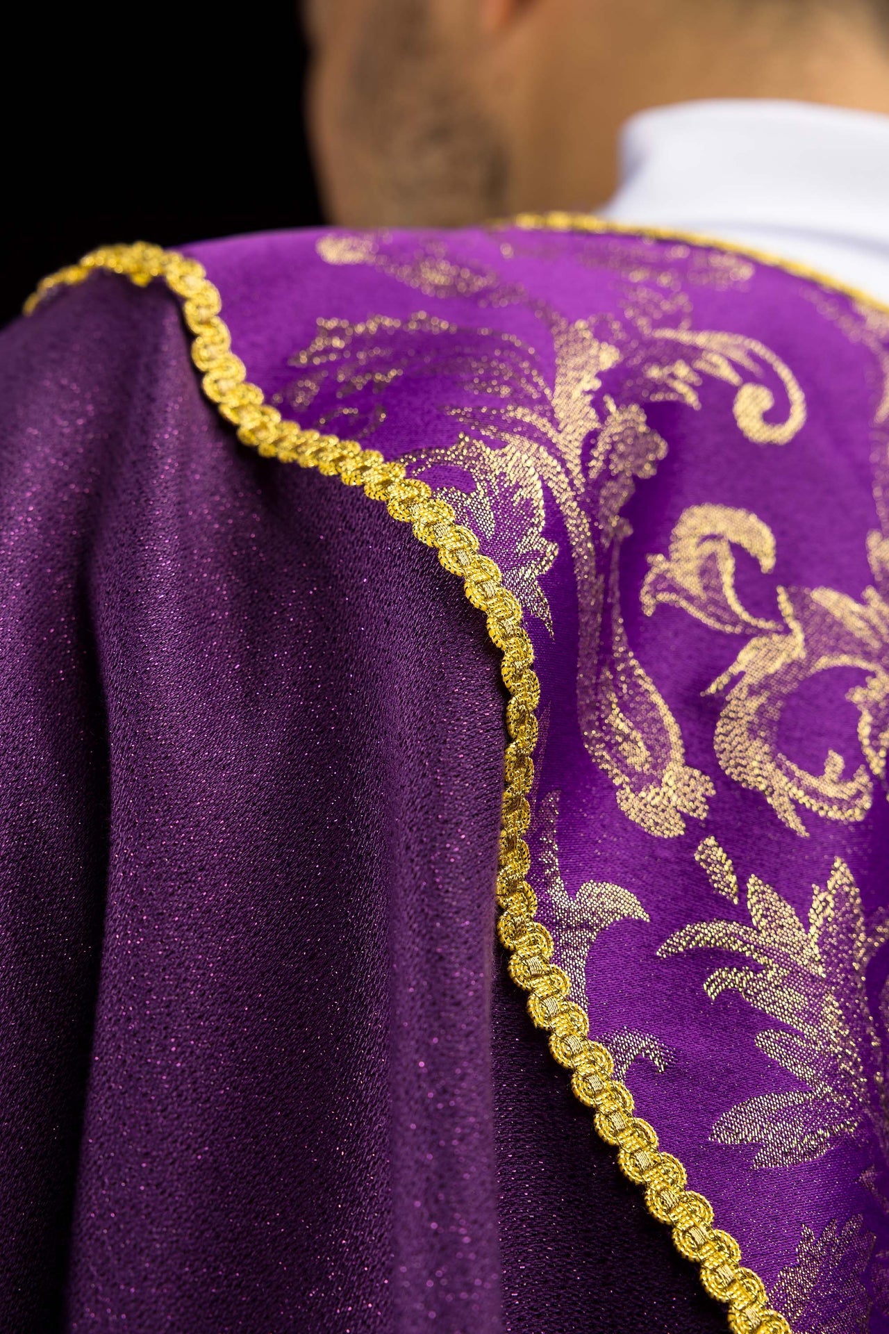 Casulla morada con cruz decorada con tejido jacquard