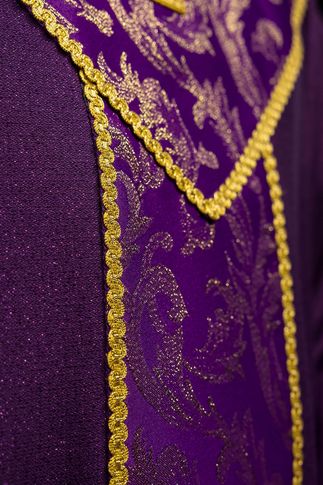 Casulla morada con cruz decorada con tejido jacquard