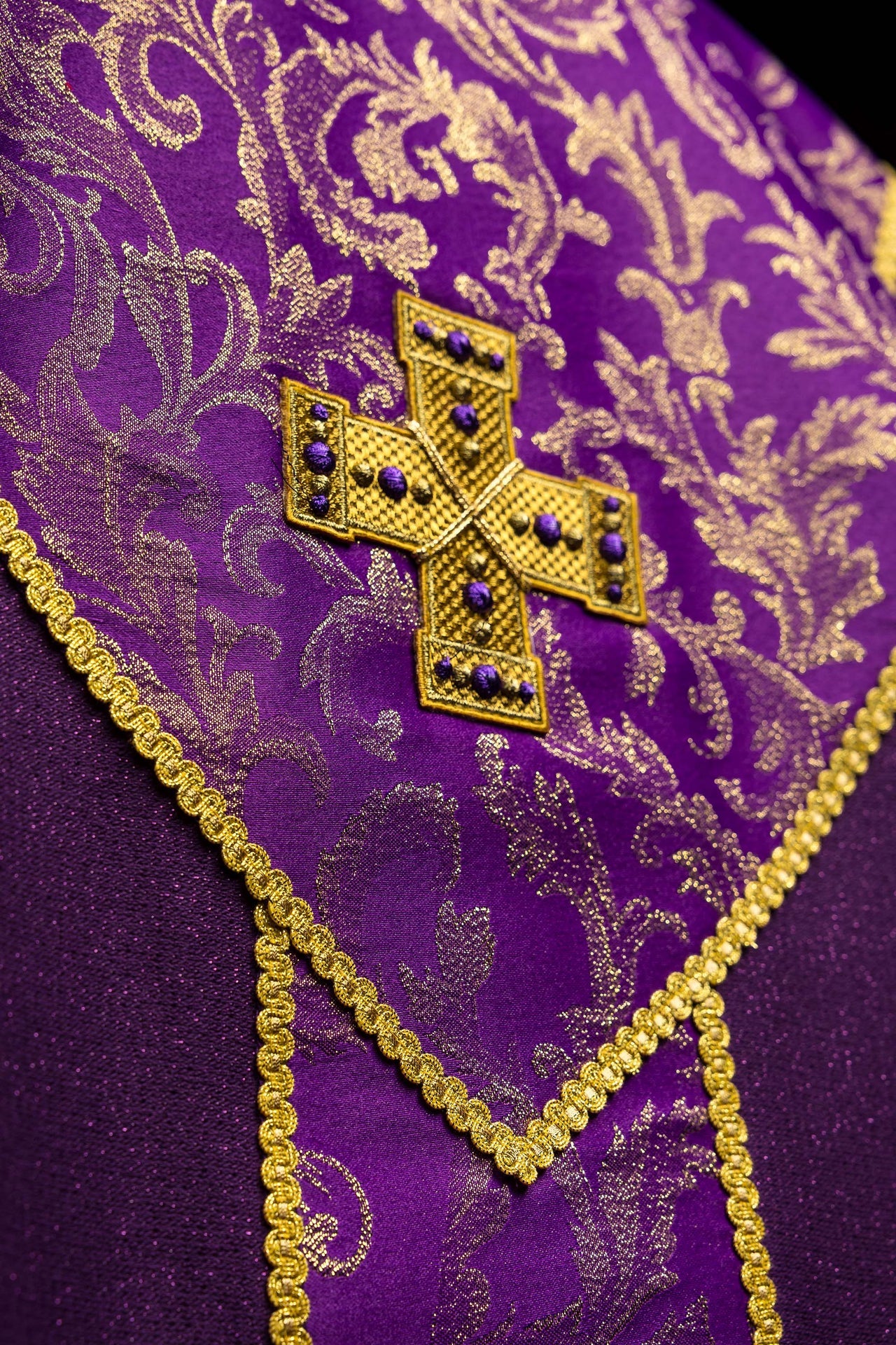 Casulla morada con cruz decorada con tejido jacquard
