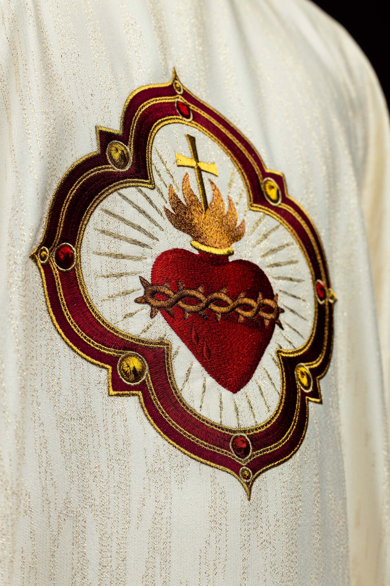 Ornat haftowany z wizerunkiem Serca Pana Jezusa i Kielicha eucharystycznego - ORNATY.PL