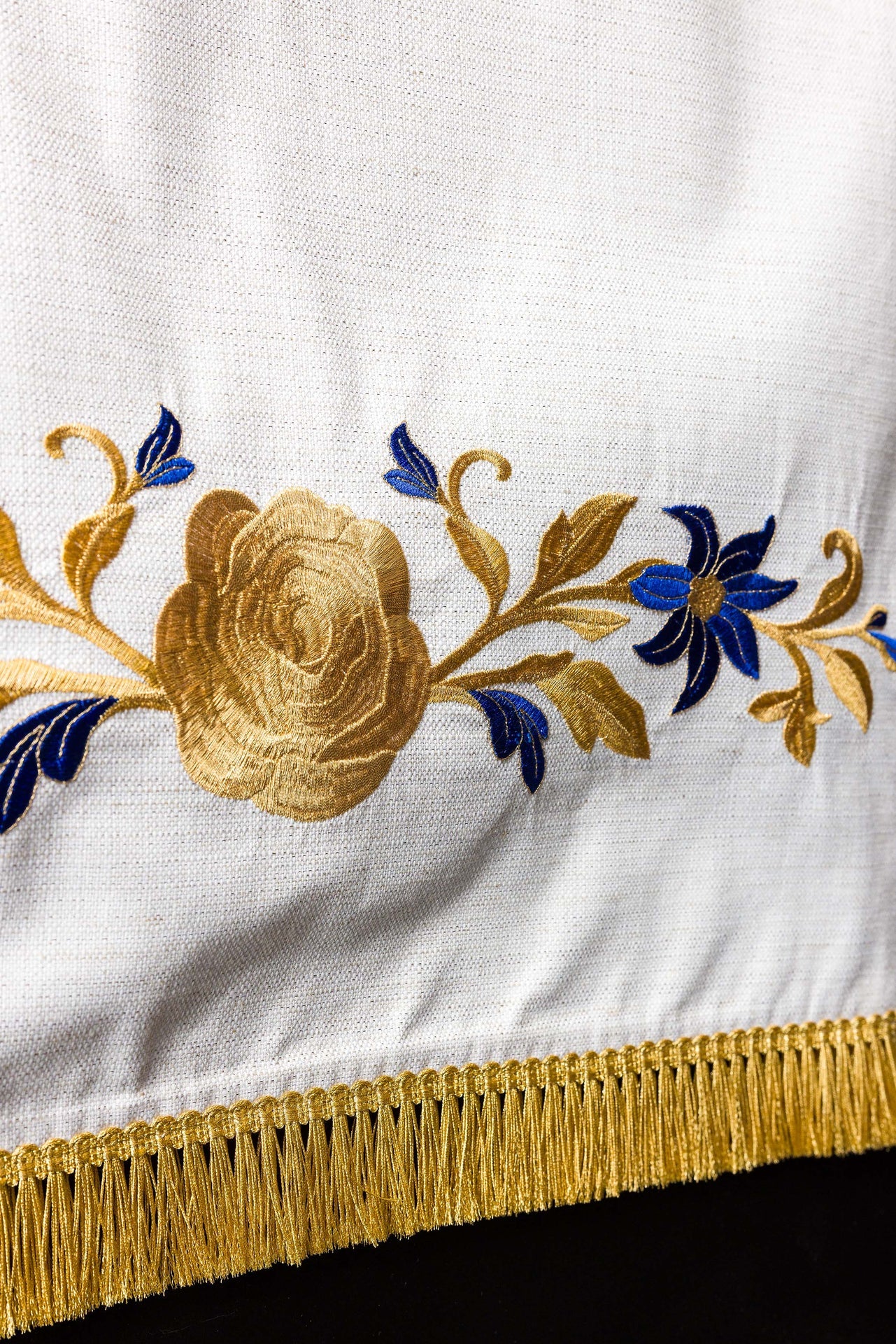 Mantel para ambón con bordado mariano en color ecru